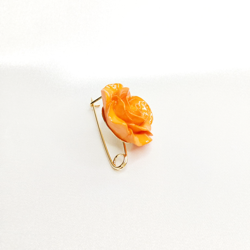 Broche rose sculptée orange en résine