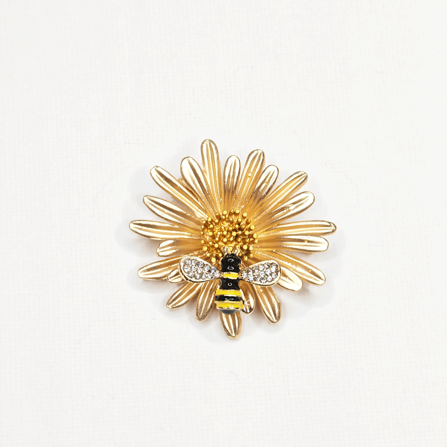 Broche abeille sur marguerite dorée