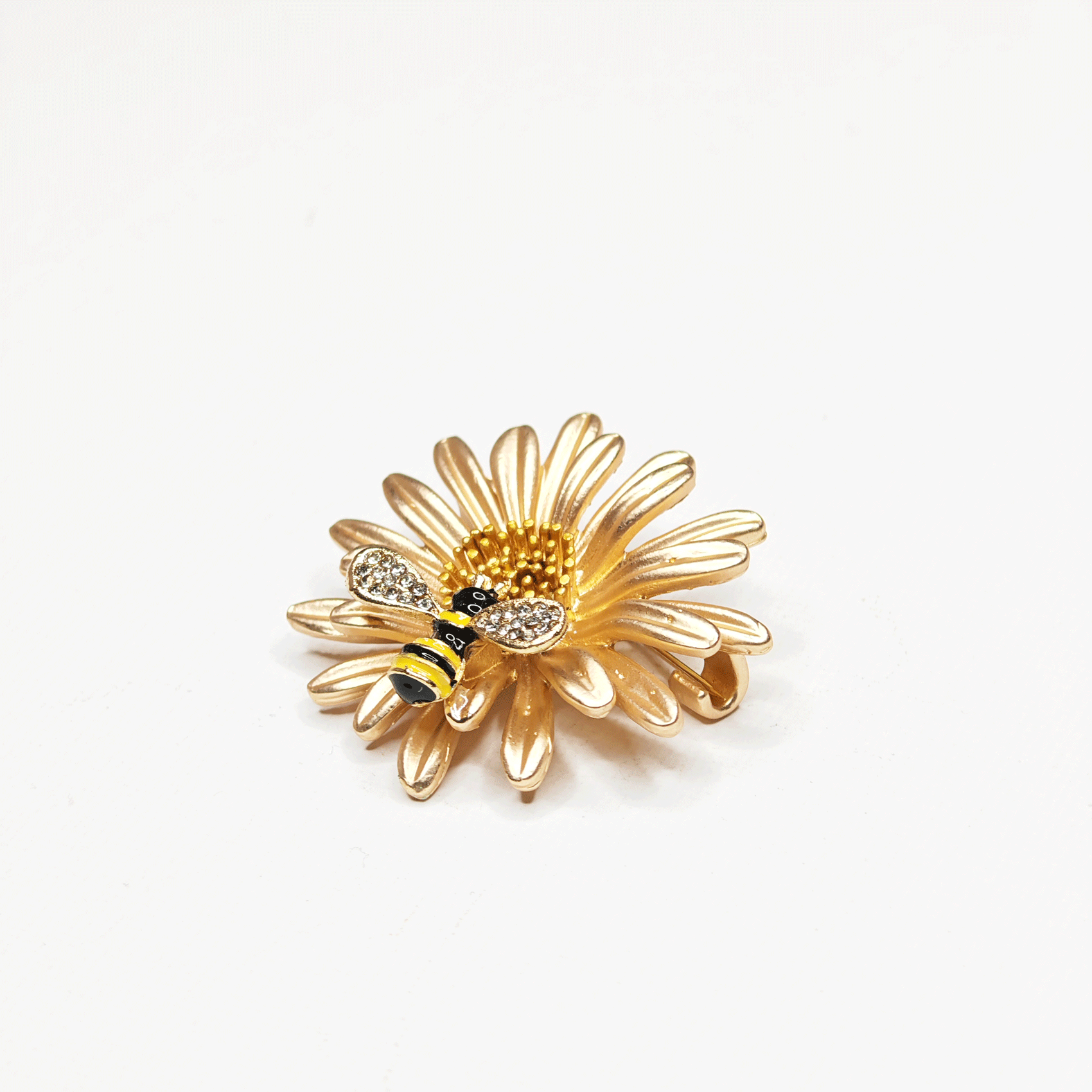 Broche abeille sur marguerite dorée