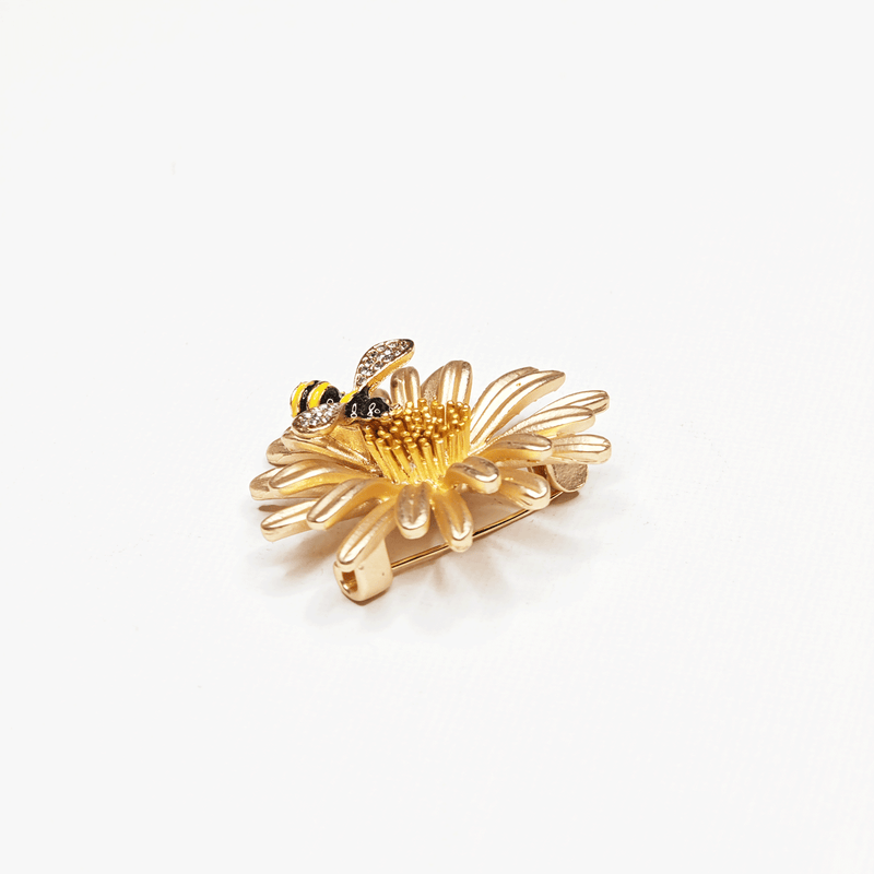 Broche abeille sur marguerite dorée