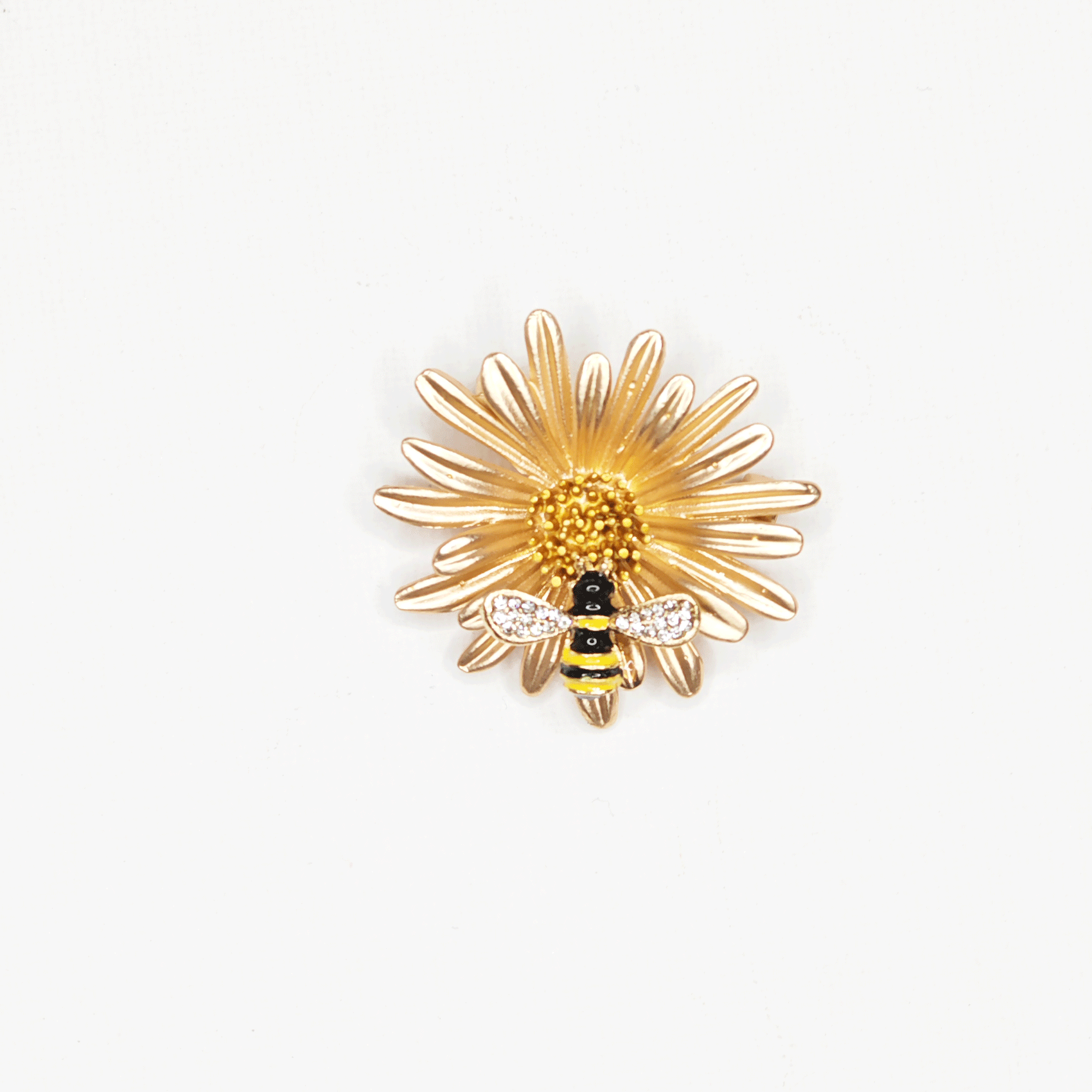 Broche abeille sur marguerite dorée