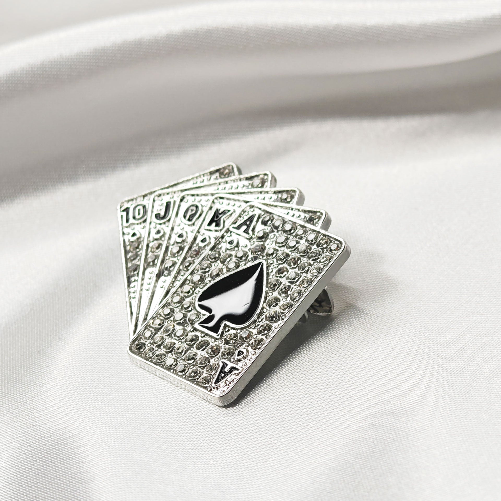 Broche jeu de cartes poker argentée strass vue en angle avec symbole as de pique noir