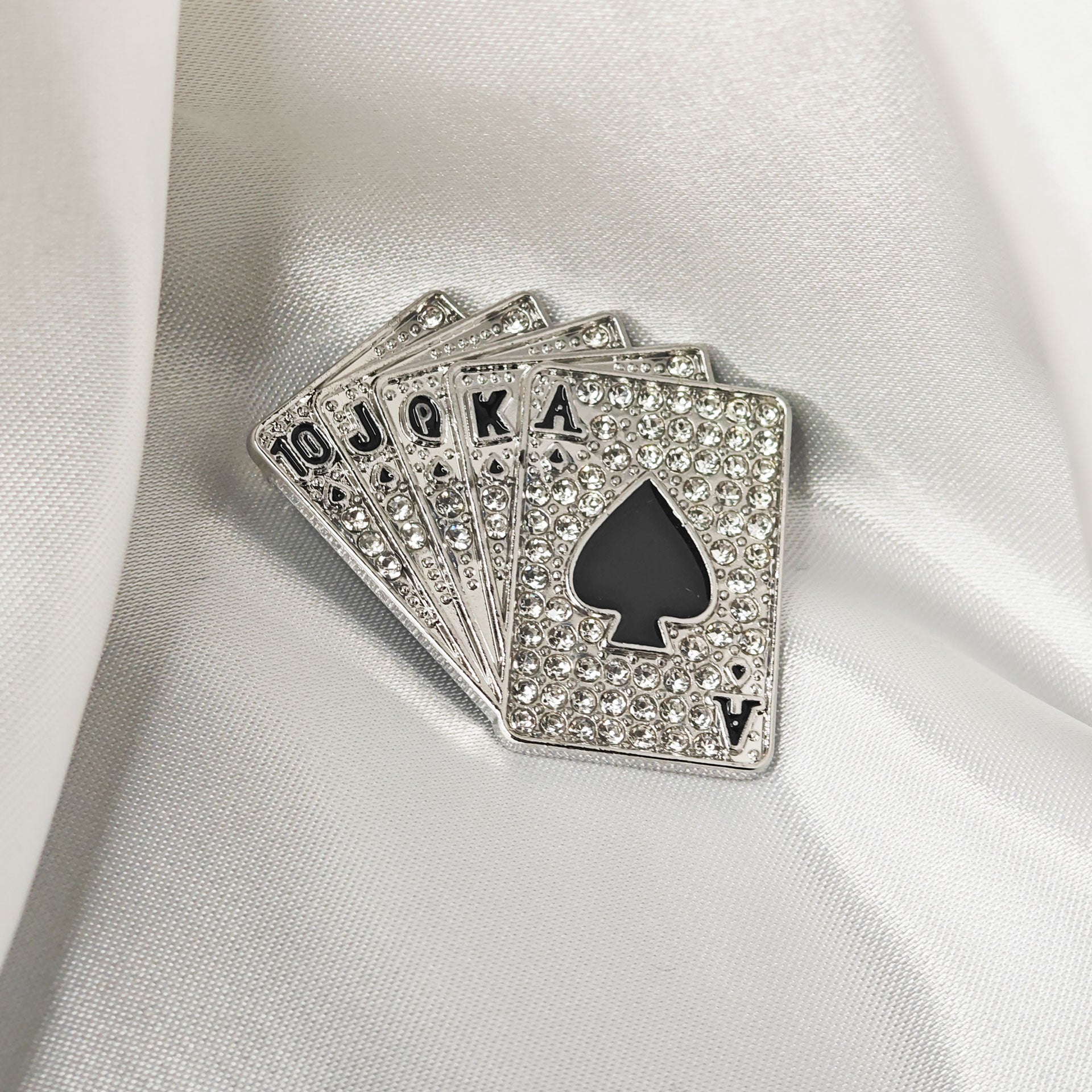Broche poker argentée en strass représentant une quinte flush royale avec as de pique