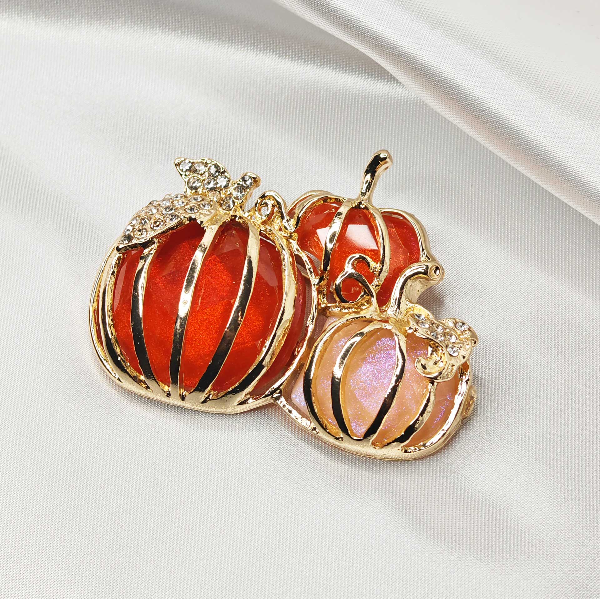photo isométrique de la broche 3 citrouilles
