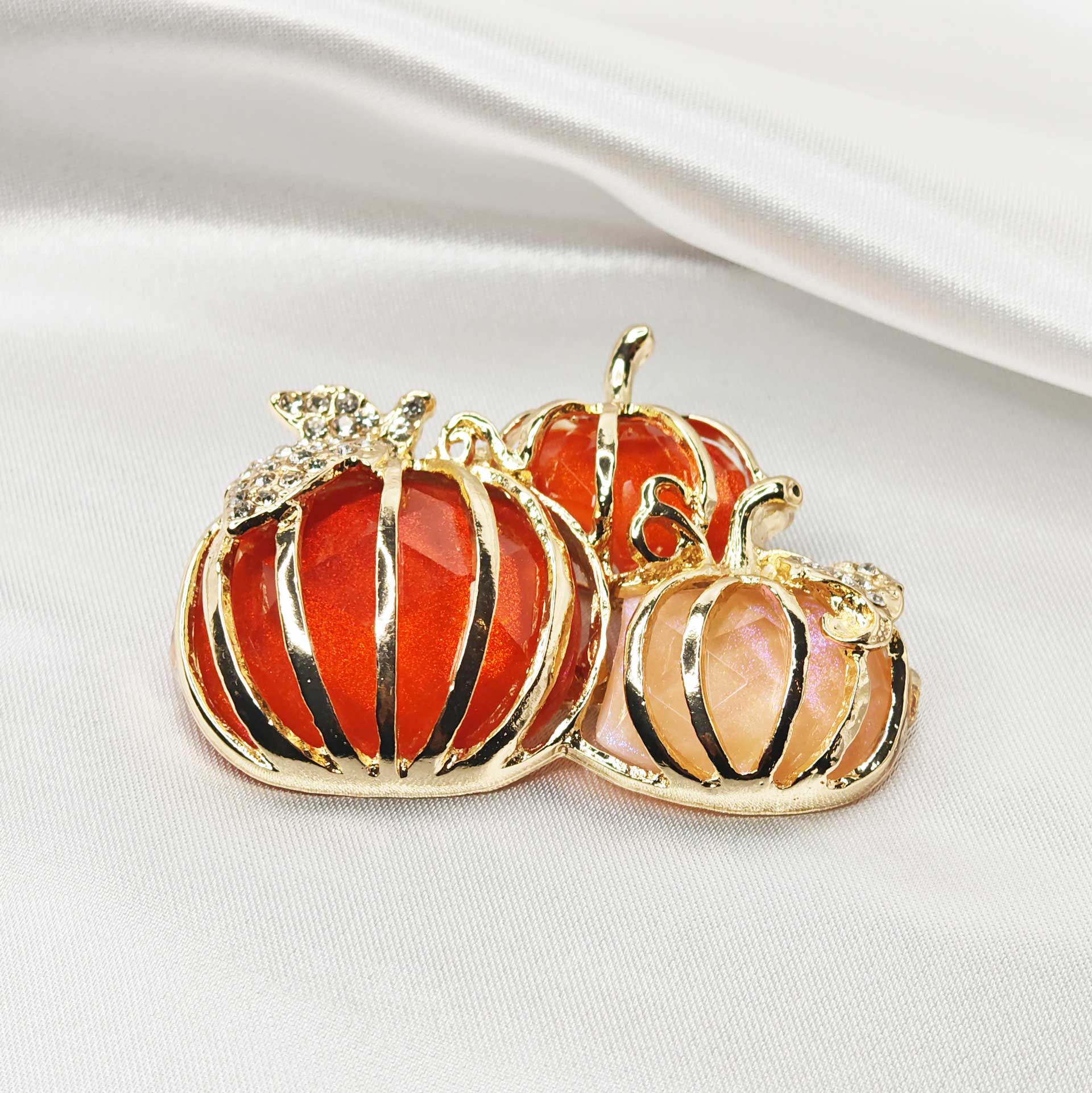 photo vue de dessus de la broche 2 citrouilles