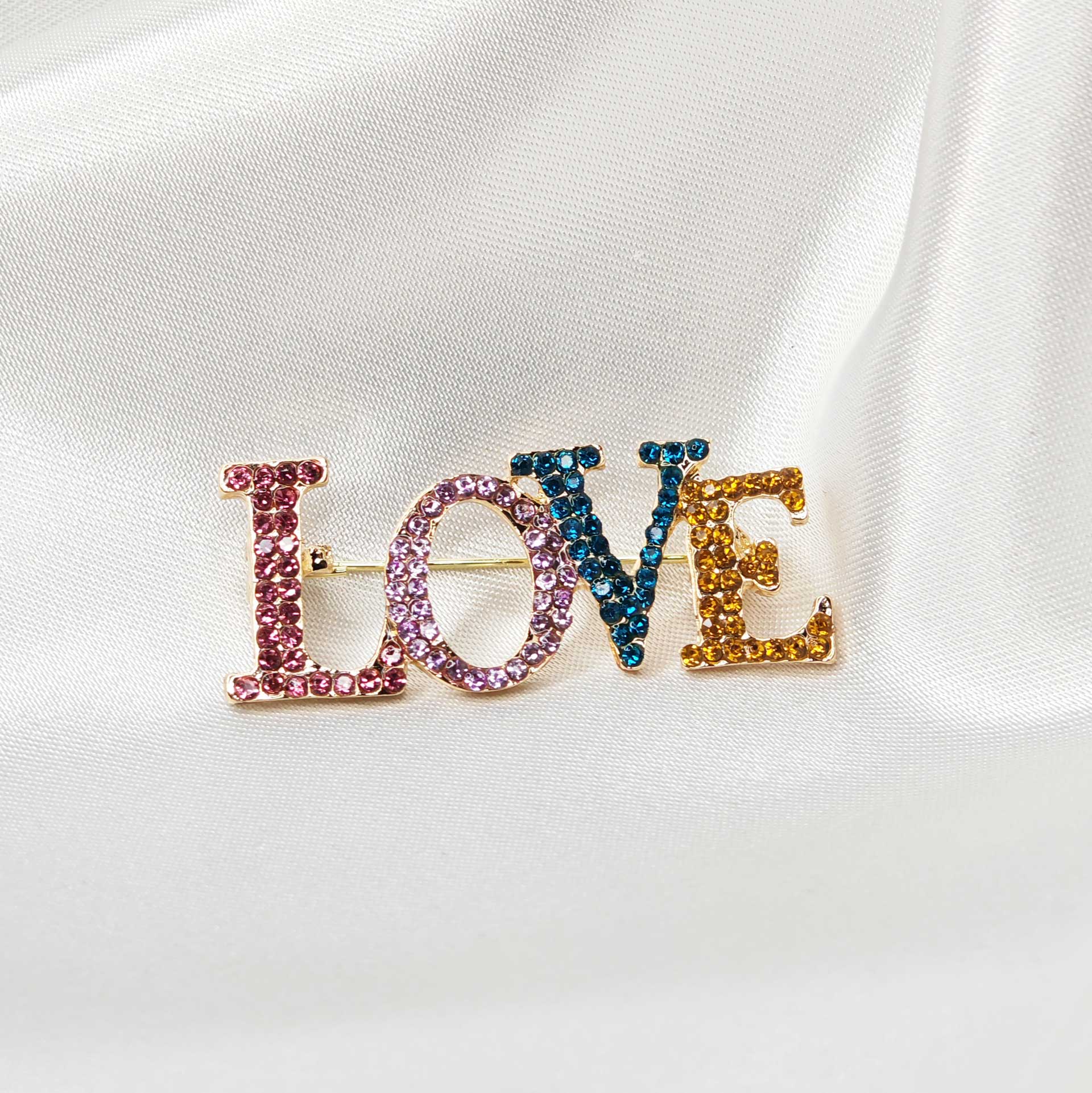 Photo de la broche love en lettres multicolores