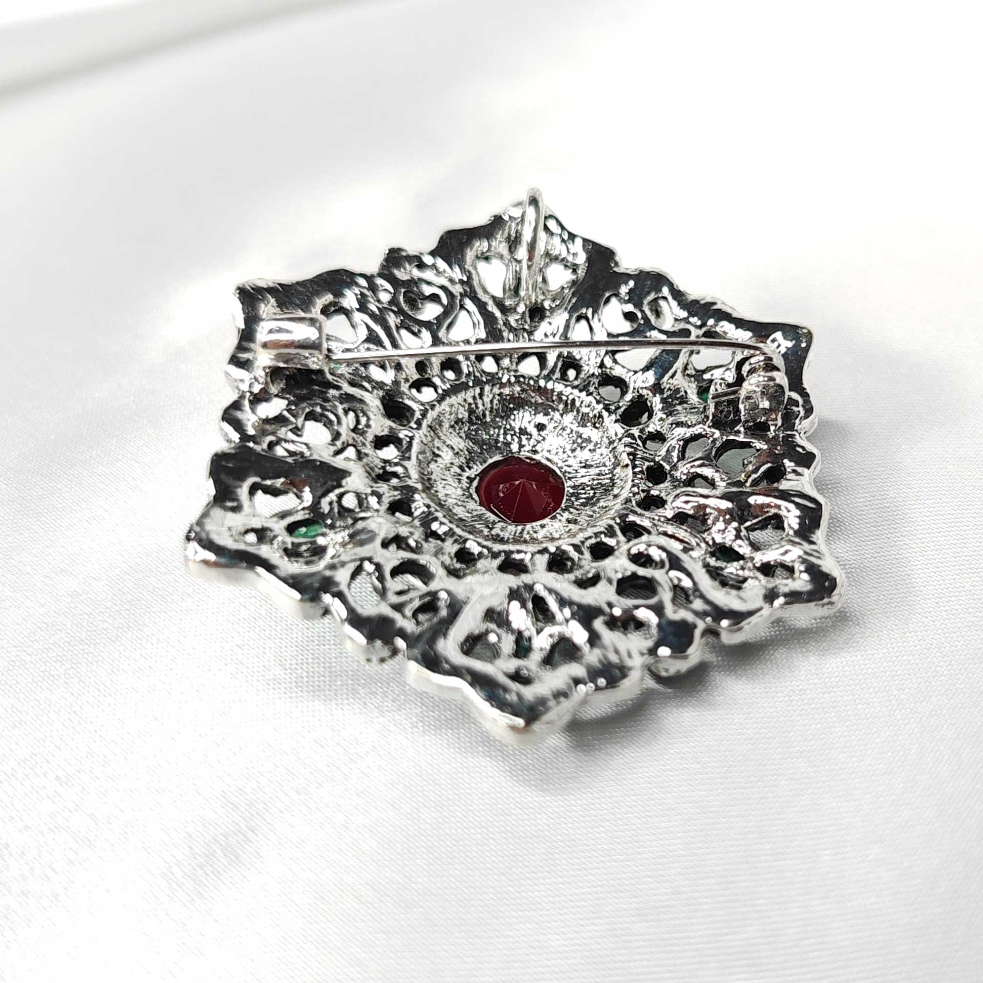 Photo du dos de la broche style baroque a la forme étoilée florale pour mettre en évidence son attache épingle à nourrice.