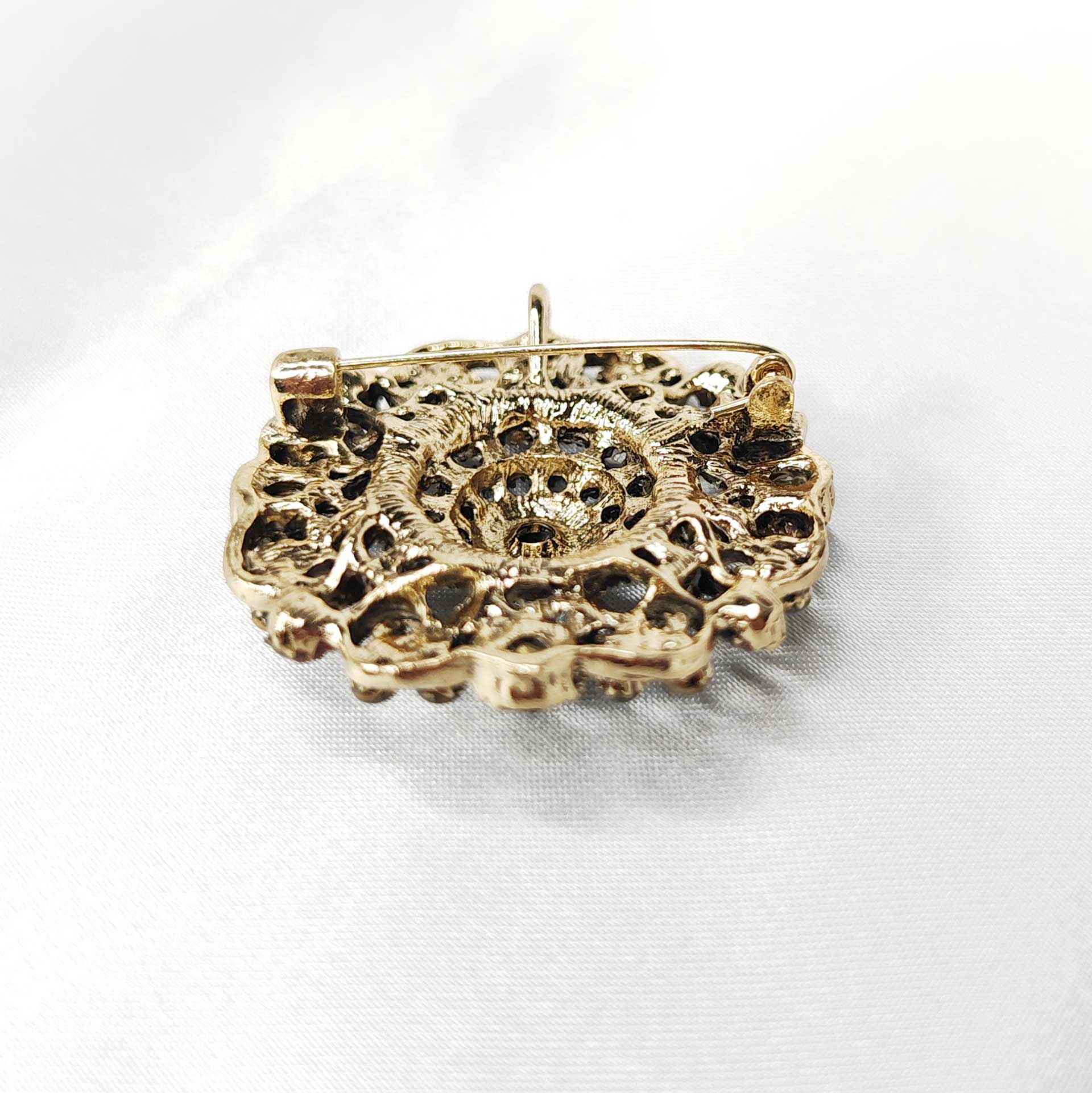 Verso de la Broche bijou baroque mandala vert et rouge