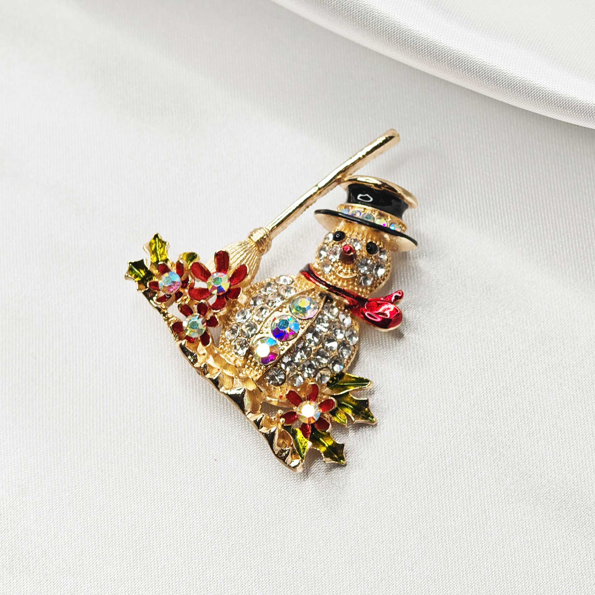 Photo vue de dessus de la broche bonhomme de neige a écharpe rouge