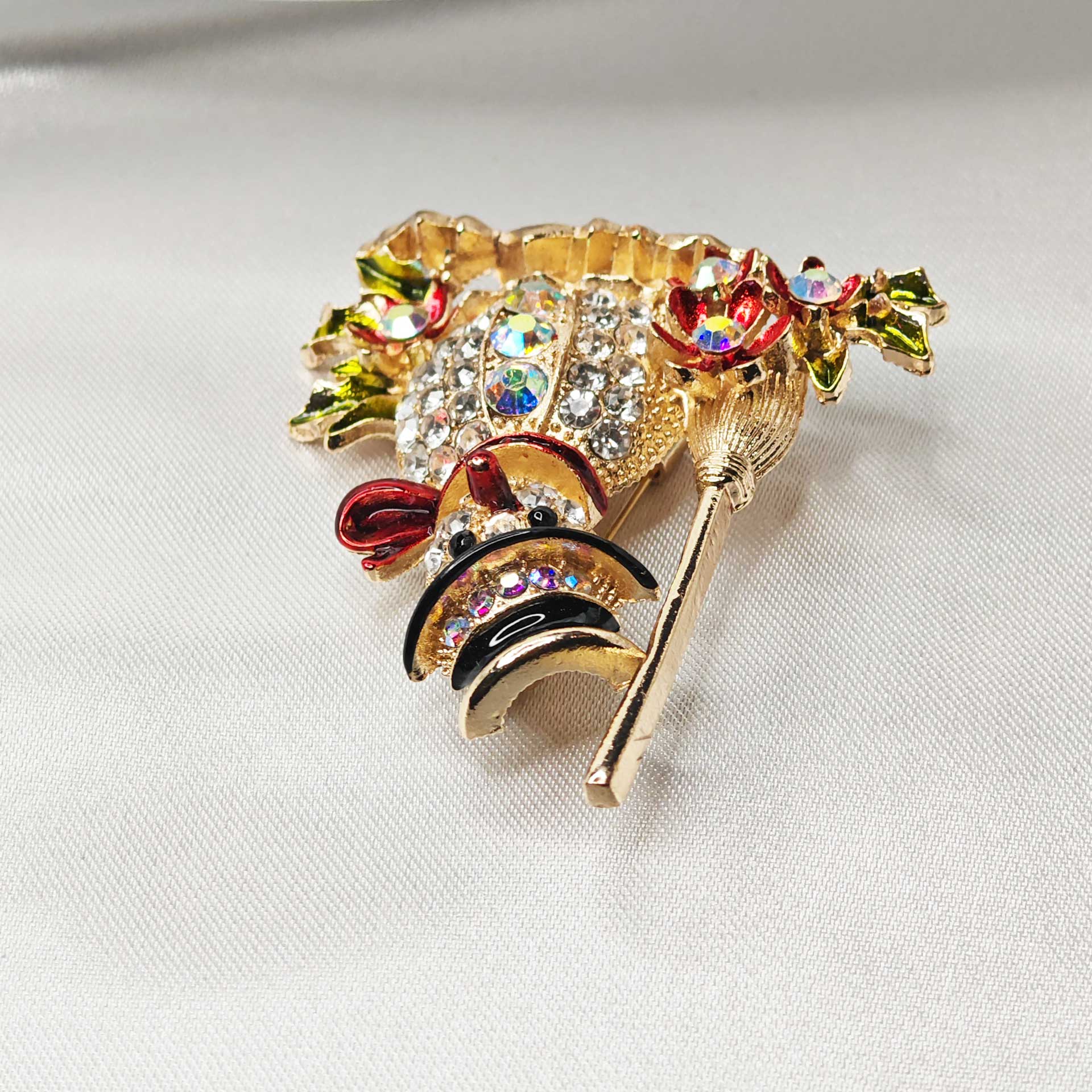 photo zoom sur le chapeau de la broche bonhomme de neige