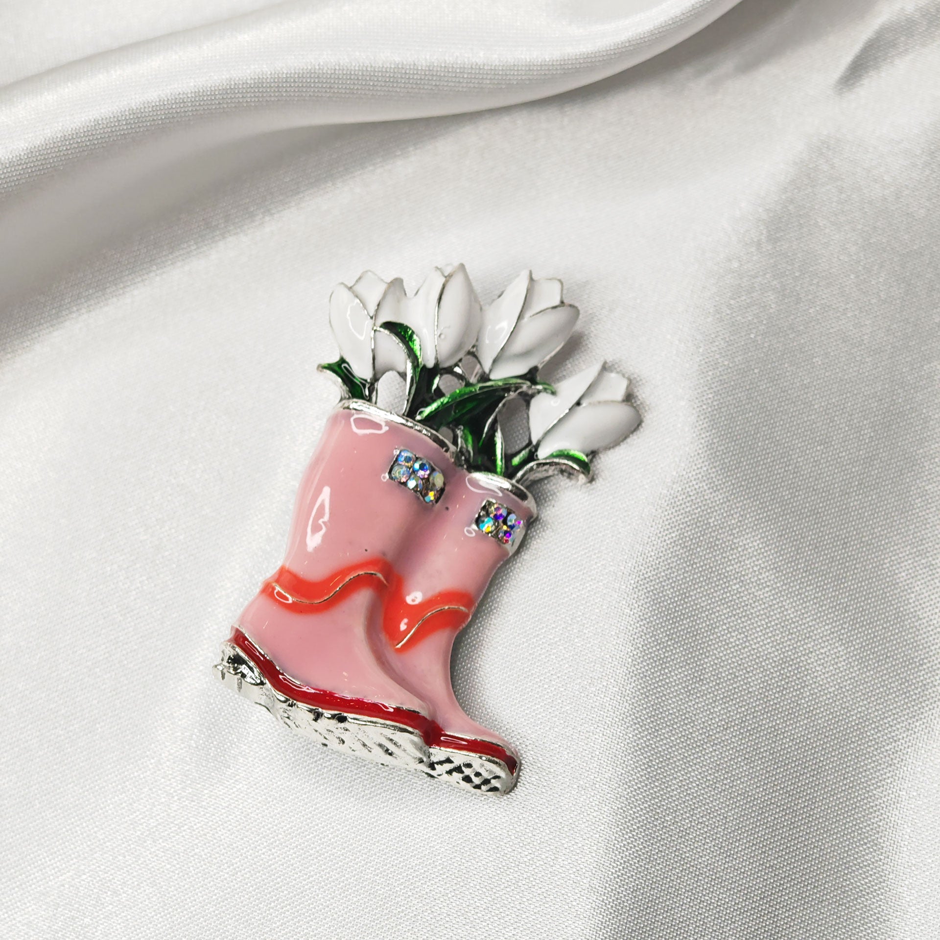 Broche bottes de pluie roses avec fleurs blanches en émail, bijou fantaisie original