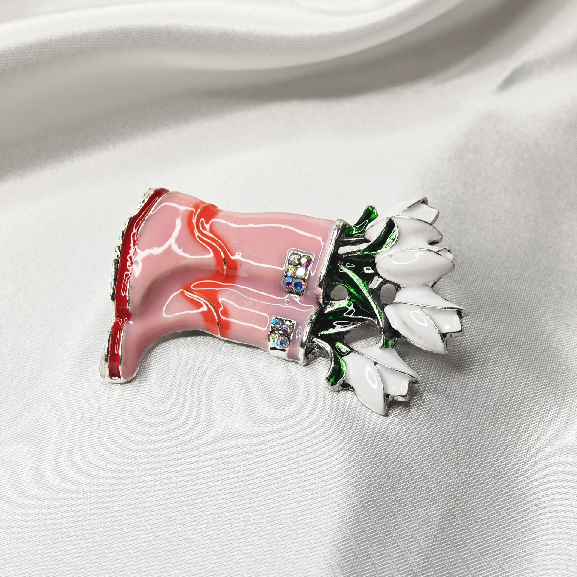 Broche bottes roses et fleurs blanches vue de profil