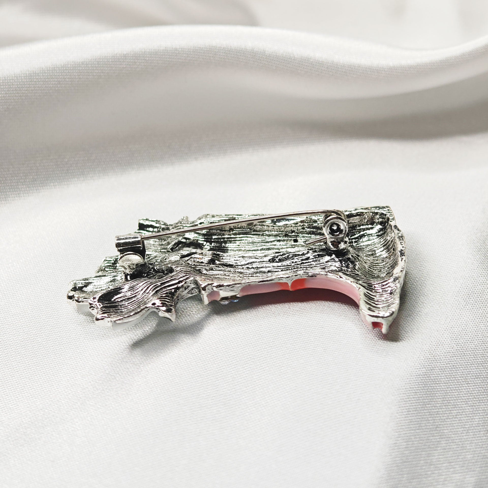 Broche bottes roses fleurs blanches vue arrière, fermoir sécurisé bijou fantaisie