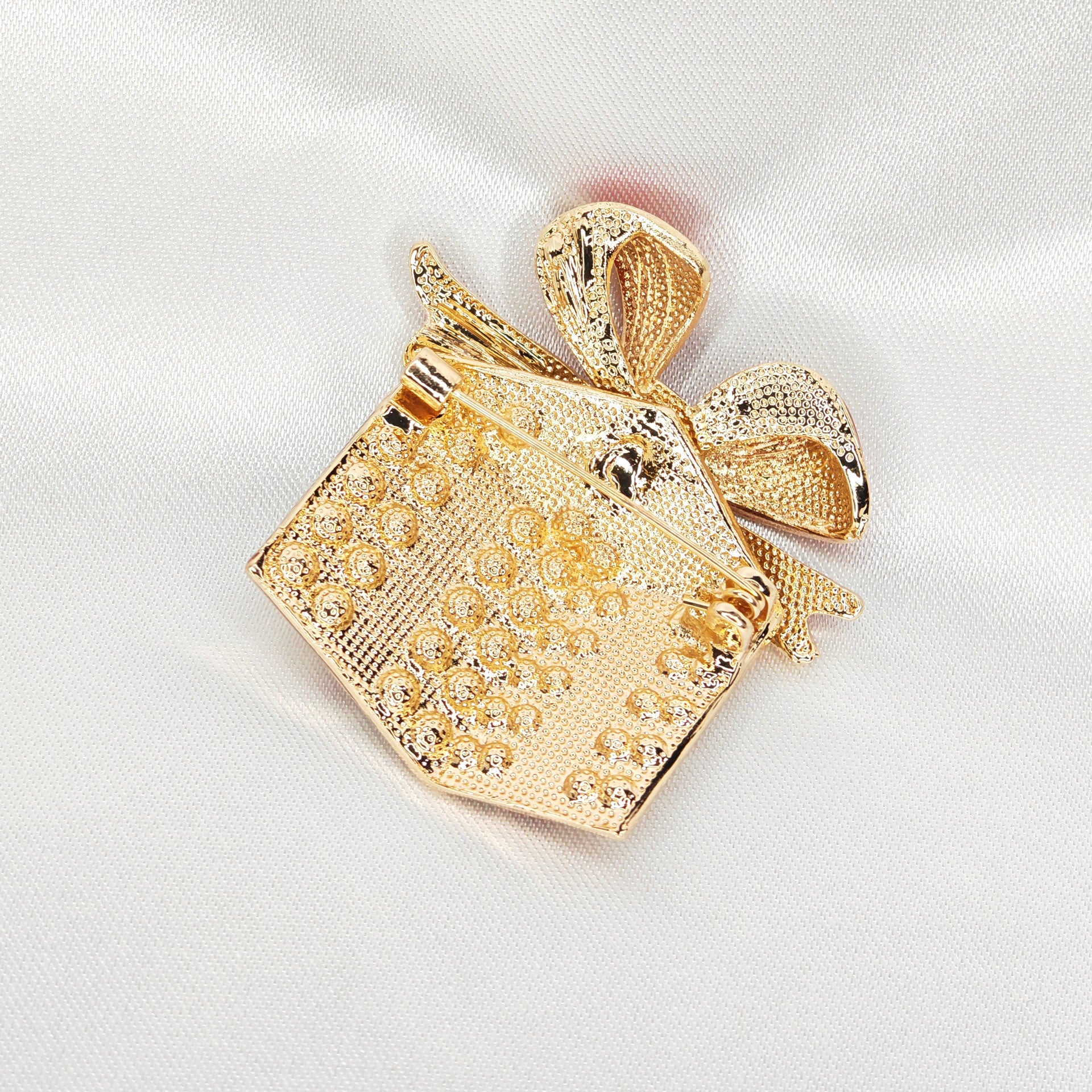 verso de la broche bijou cadeau scintillant ruban rouge