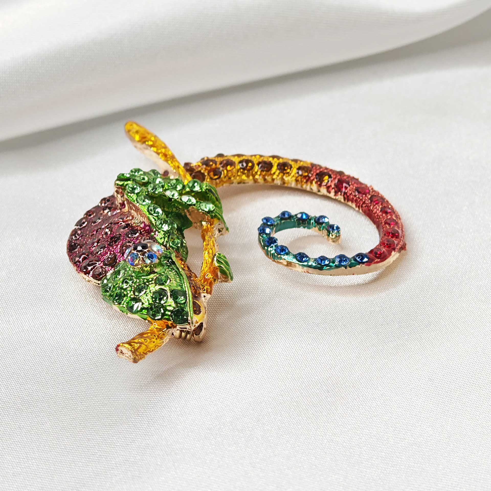 Photo sur la tête de la broche bijou caméléon multicolore.