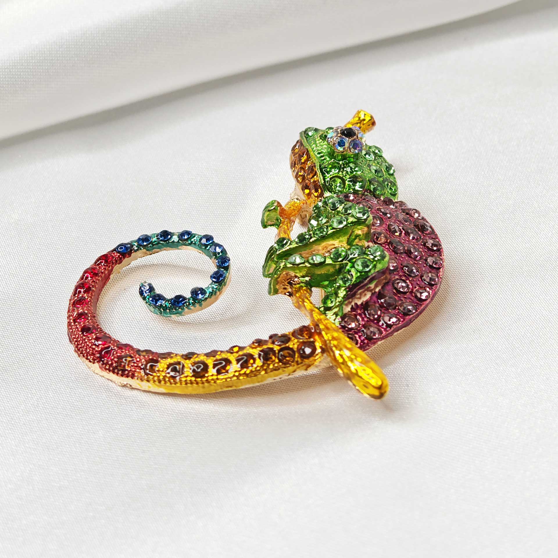Photo vue arrière de la broche bijou caméléon multicolore.