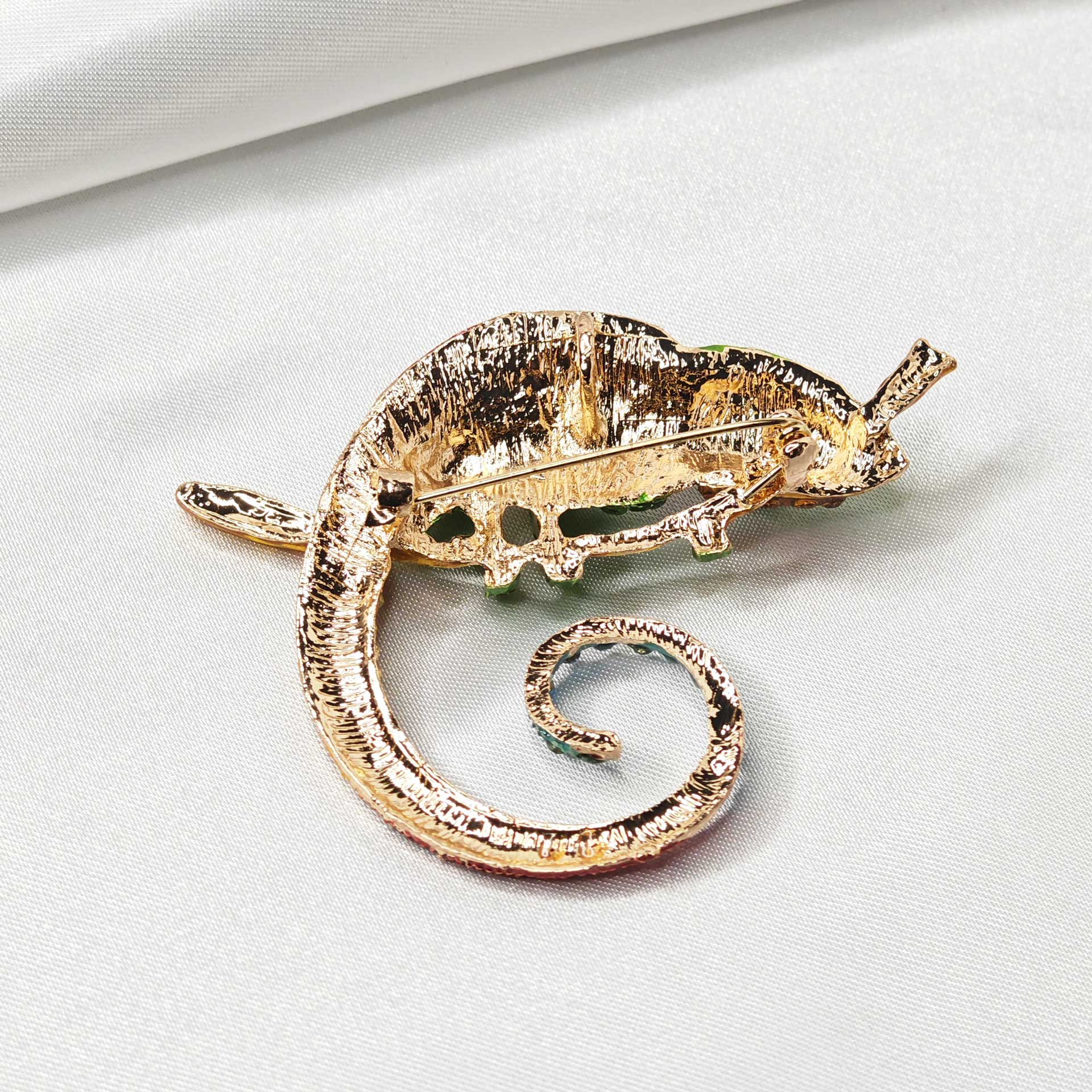 Photo du verso de la broche bijou caméléon multicolore.