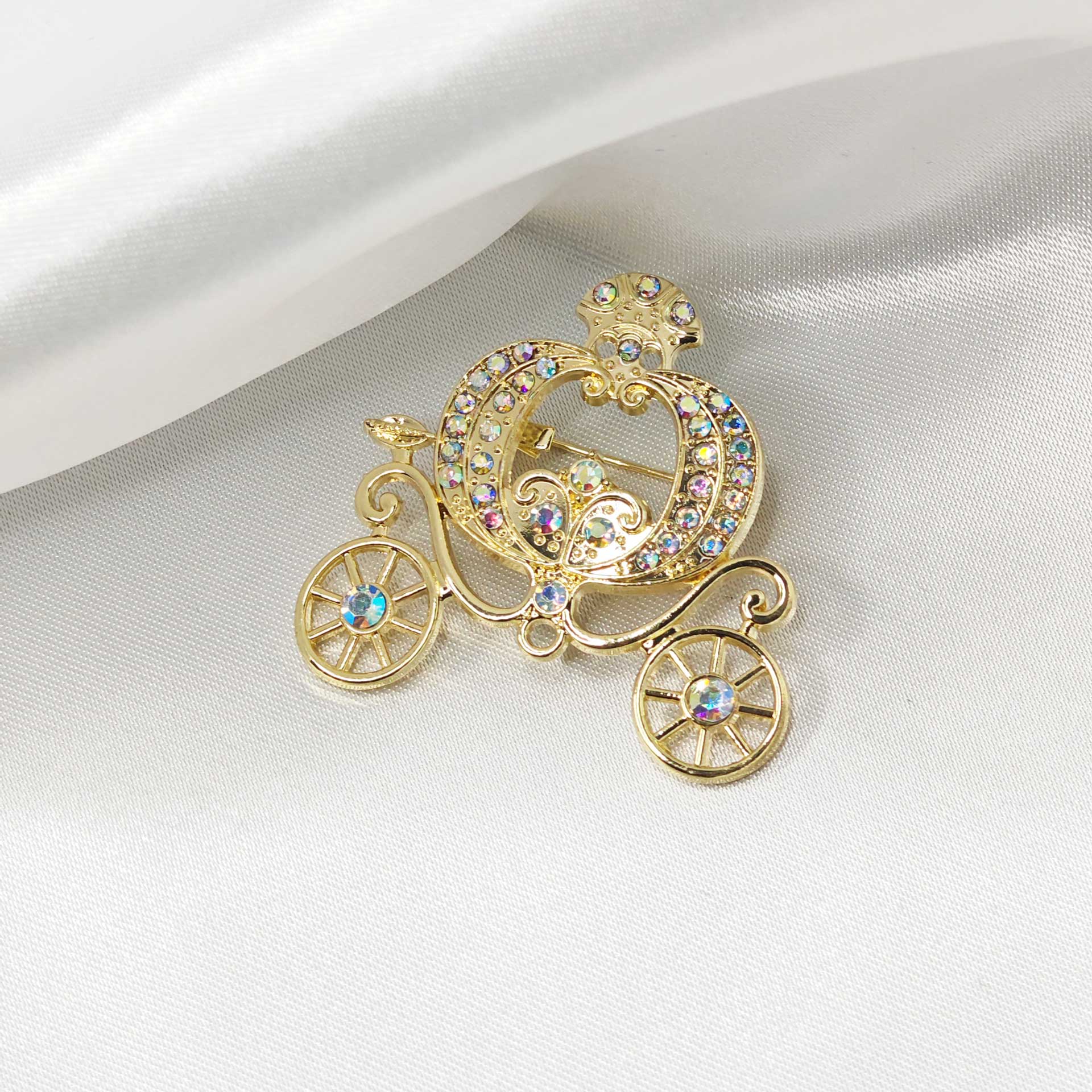 Vue isométrique de la broche carrosse style féérique