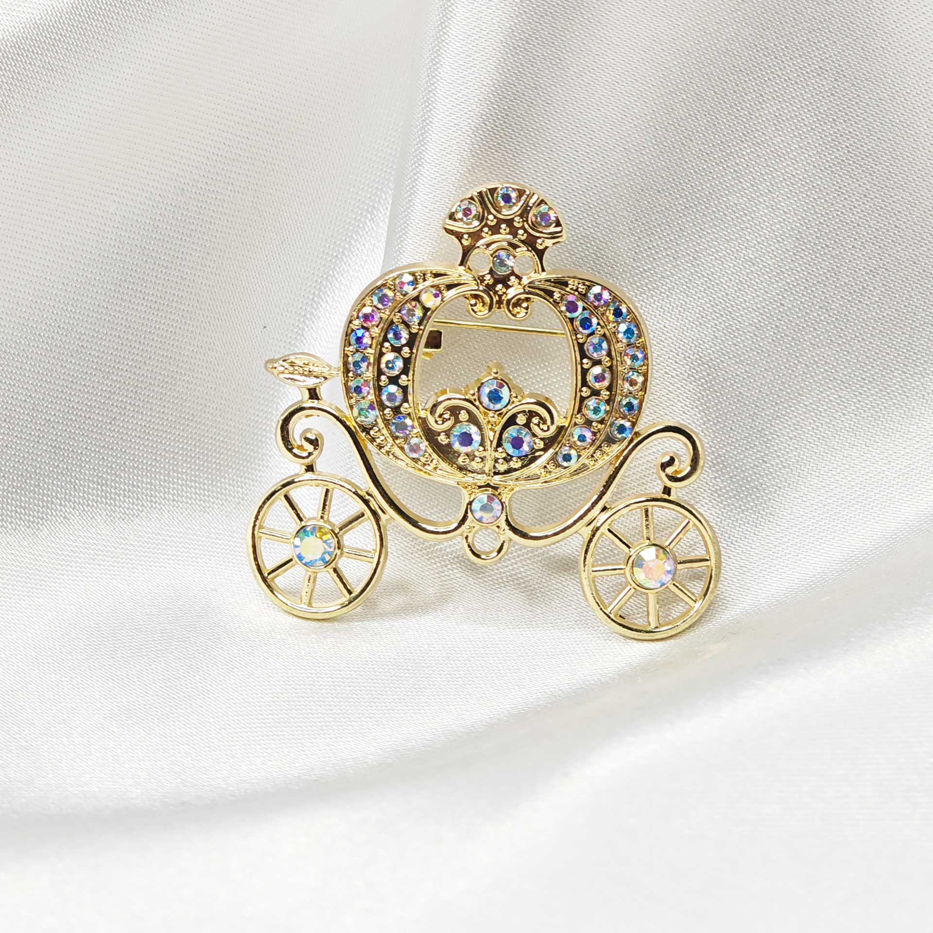 Vue de face de la broche bijou carrosse style cendrillon 