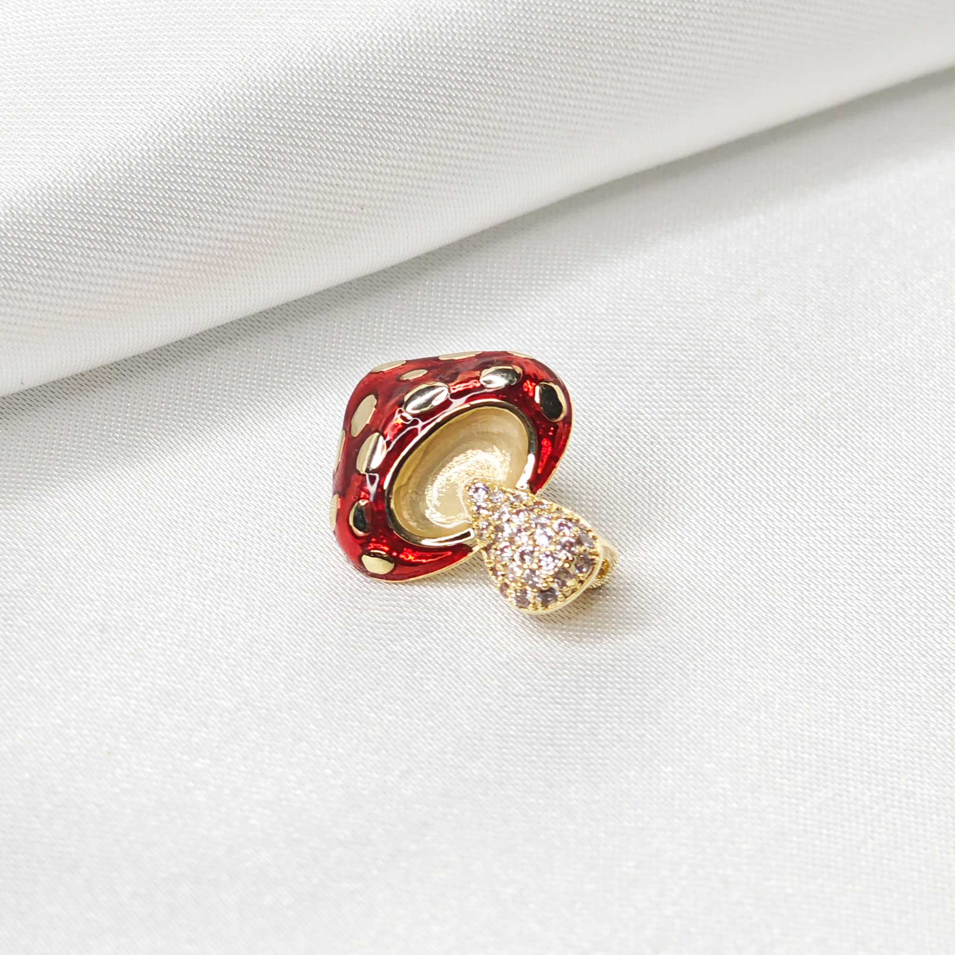 Photo vue isométrique de la broche champignon rouge à pois blancs dorés