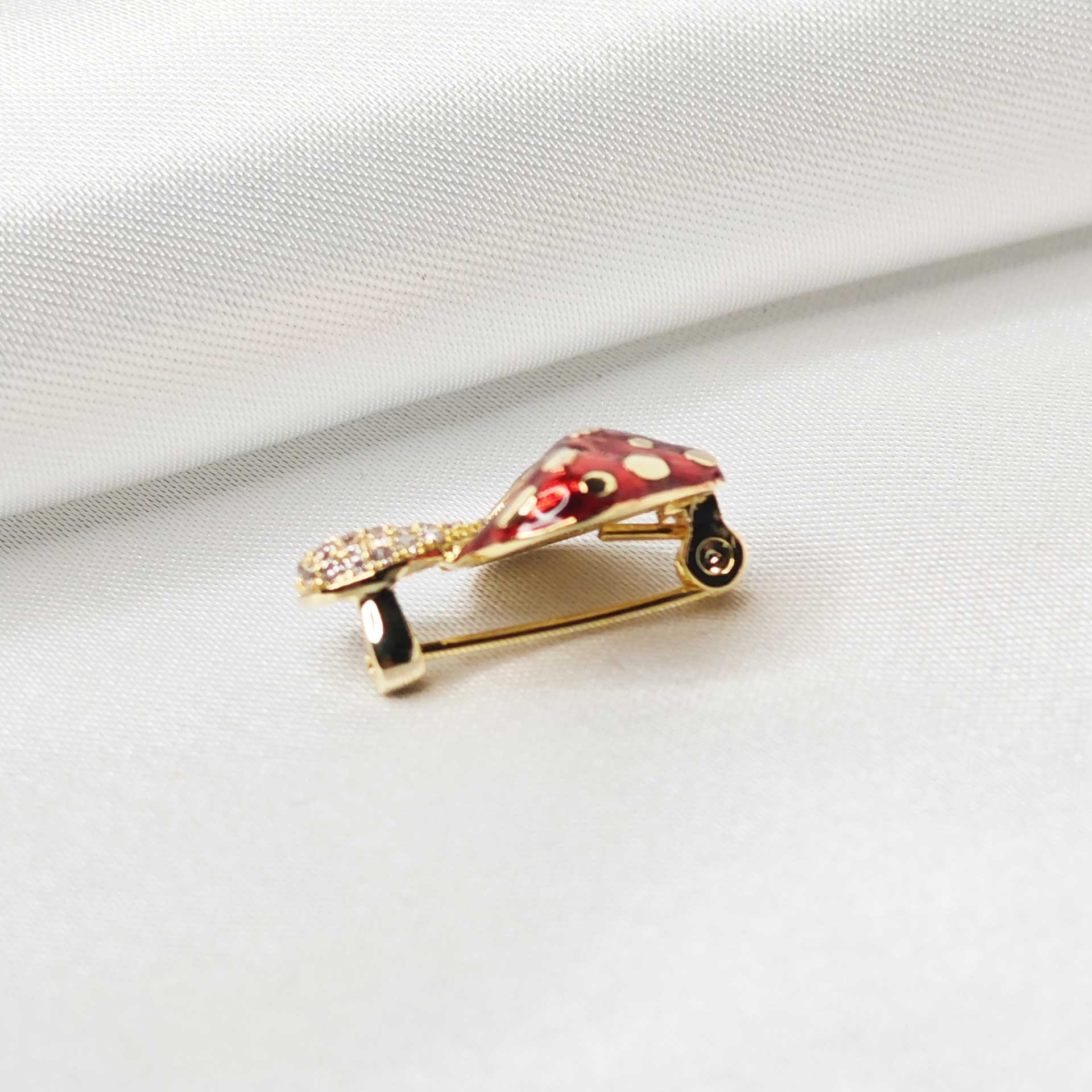 Vue de l'épaisseur de la broche champignon rouge