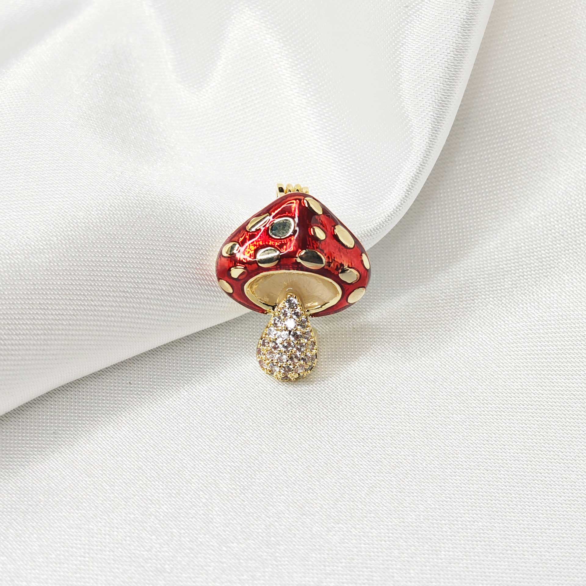 Photo vue de face de la broche champignon rouge à pois blancs dorés