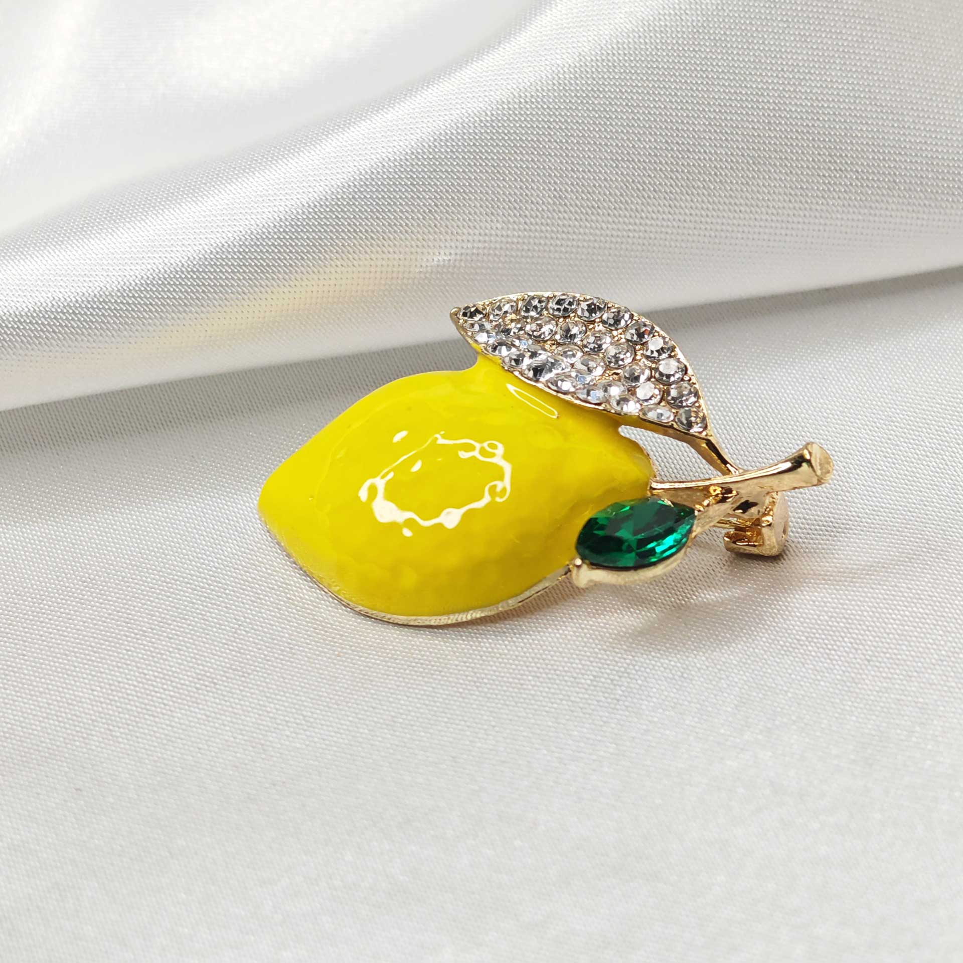 Photo vue de gauche de la broche citron jaune.