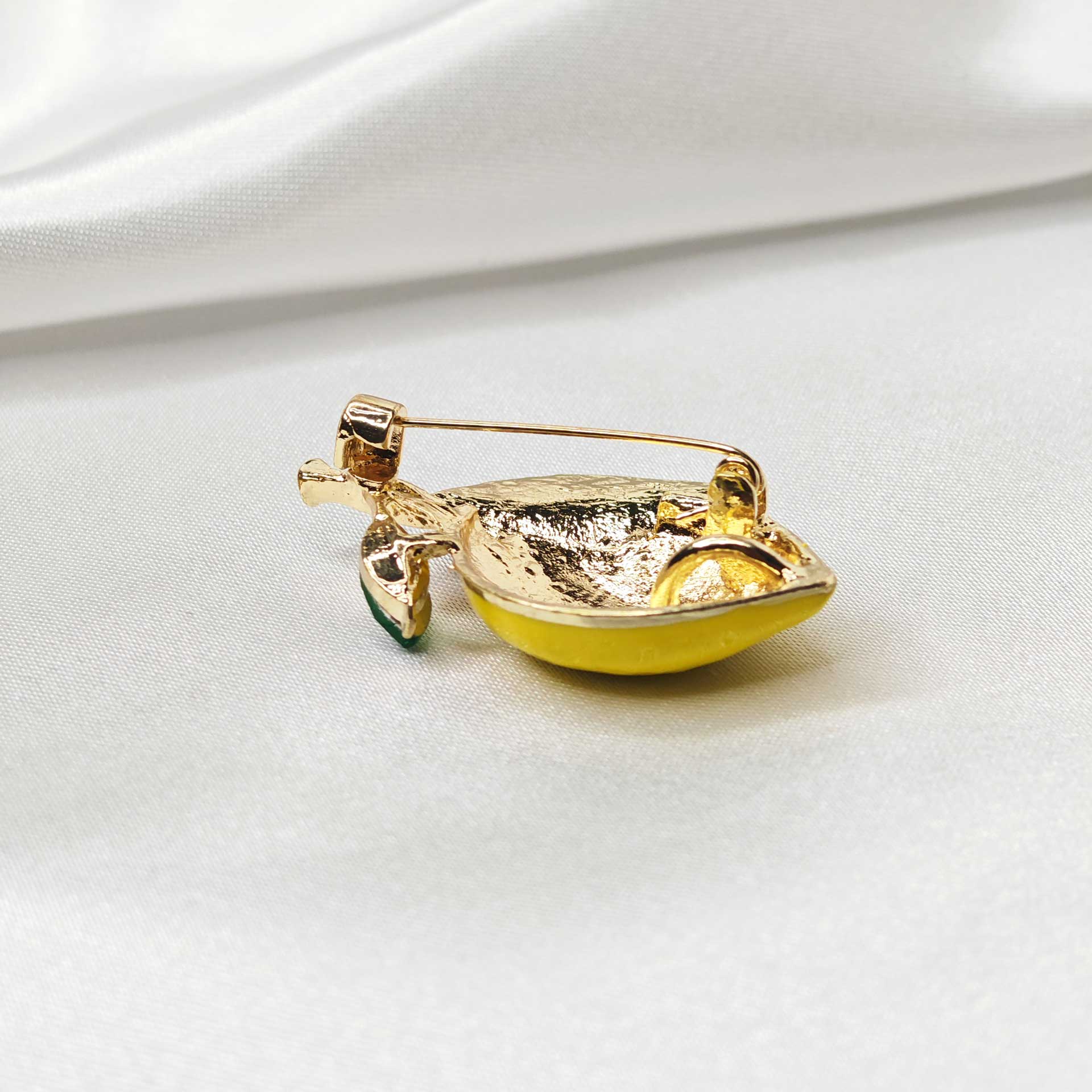 Photo de l'épinglette de la broche citron jaune.