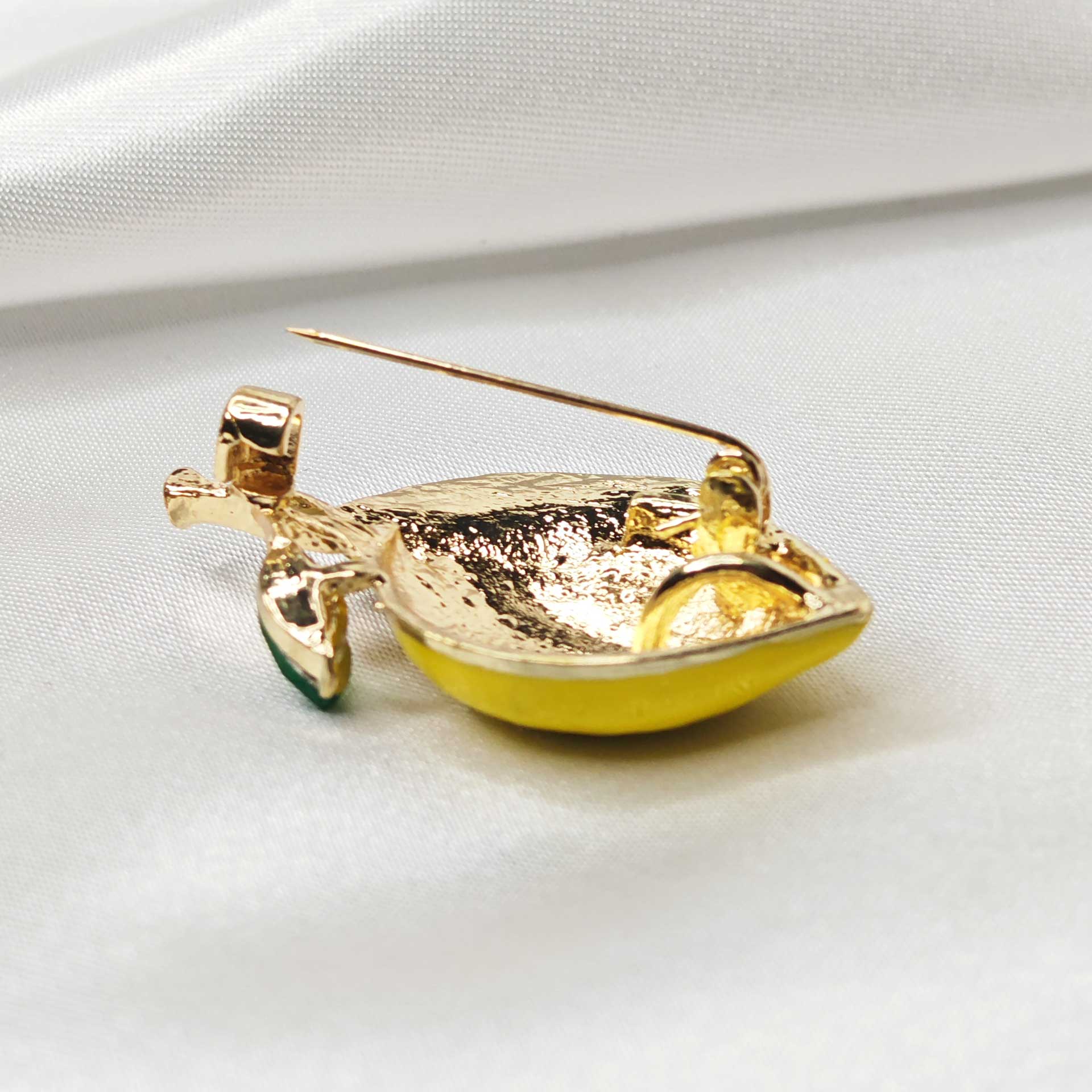 Photo de l'épingle à nourrice ouverte de la broche citron jaune.