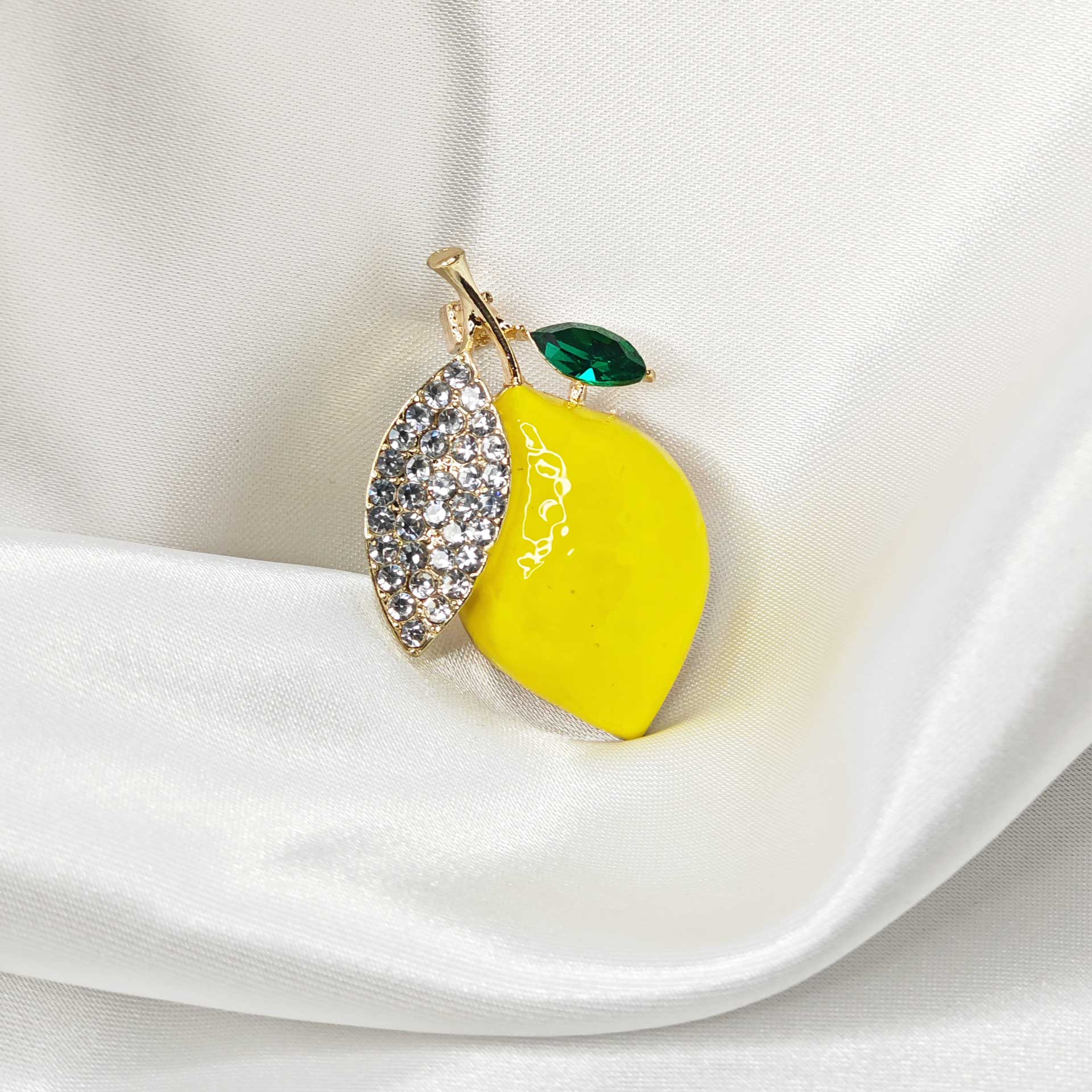 Vue de face de la broche citron jaune.