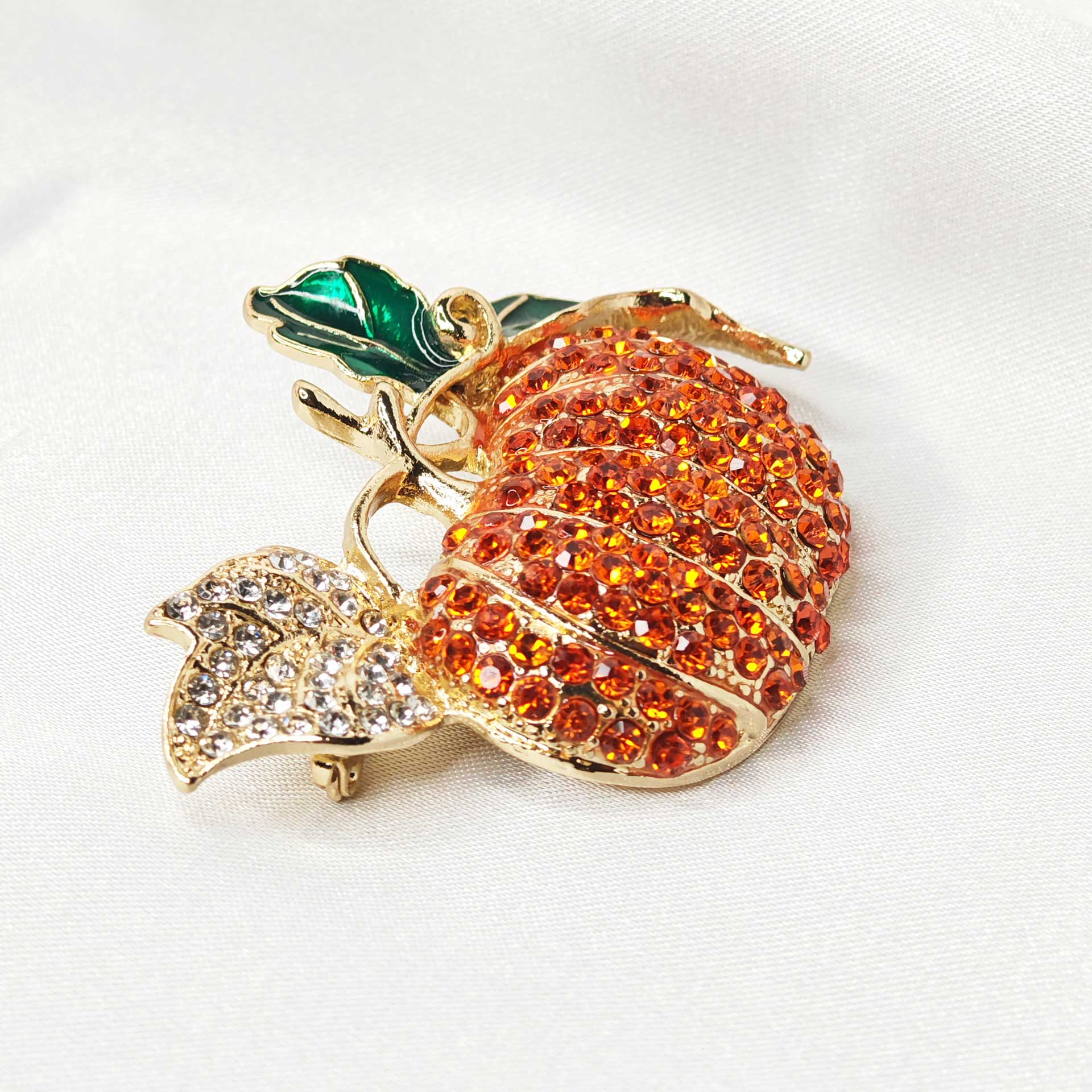 photo latérale de la broche citrouille