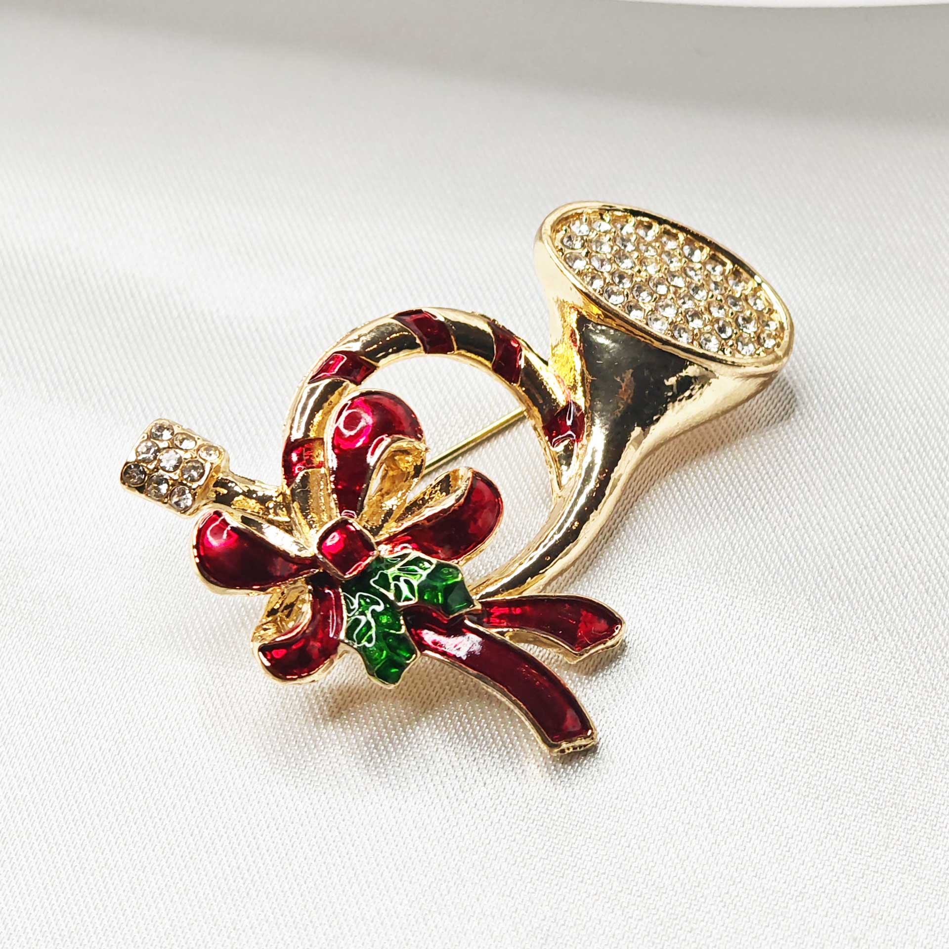 vue zoom sur le noeud de Noel sur la broche cor de chasse