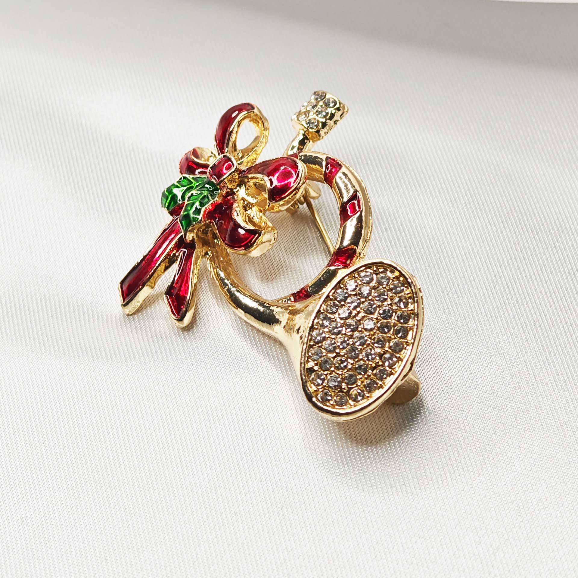 vue de droite de la broche cor de chasse de Noel