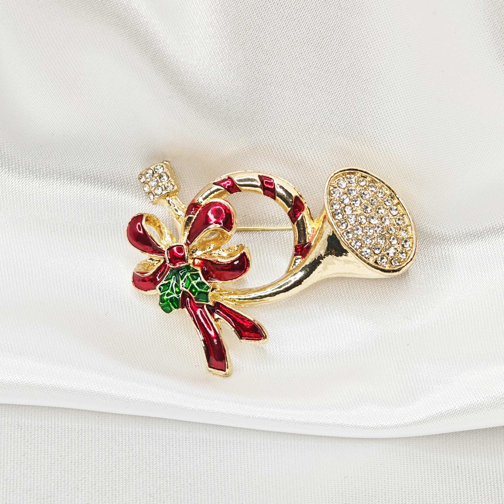 vue de face de la broche cor de chasse de Noel