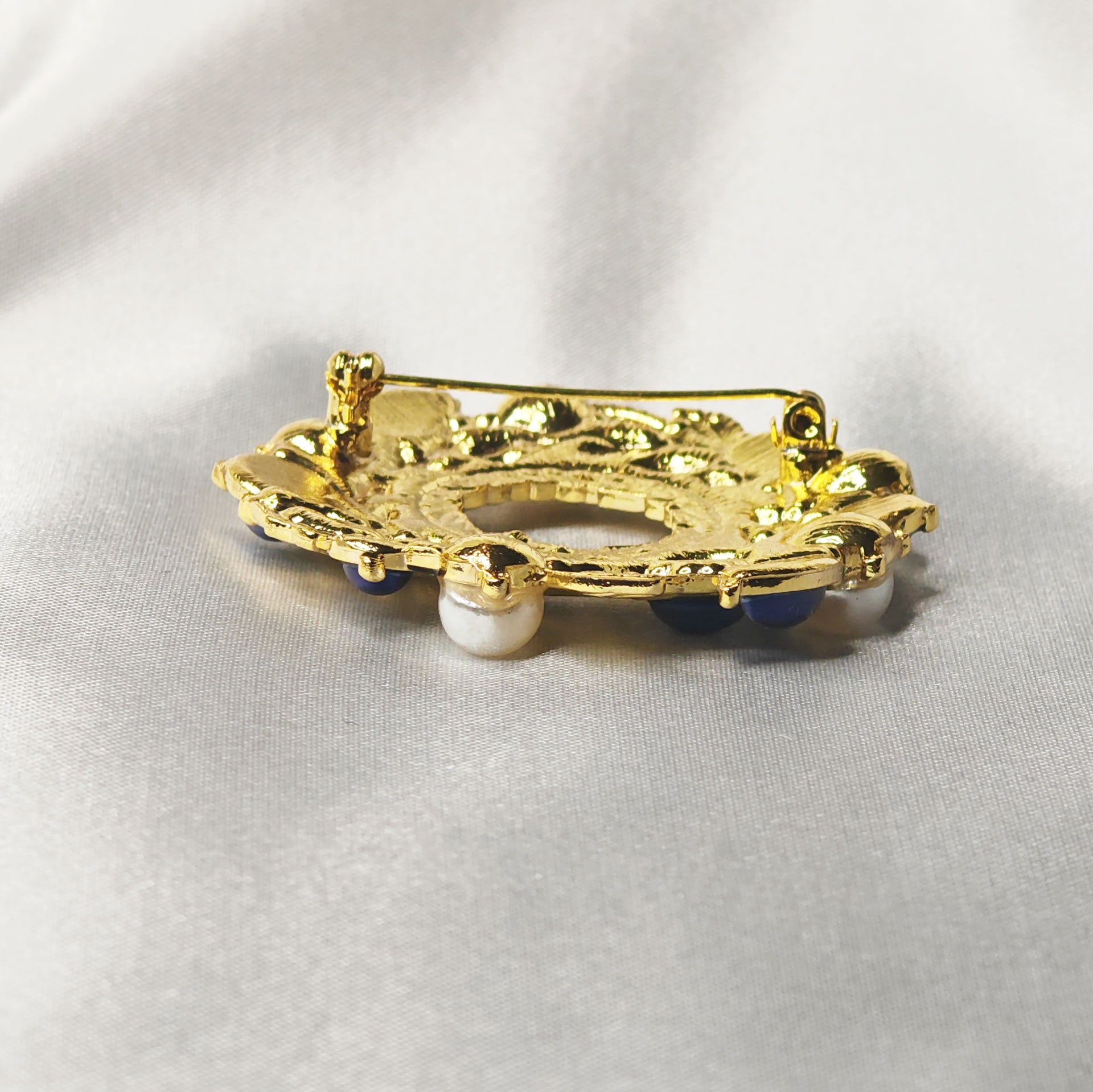broche bijou couronne de laurier impérial couleur bleu saphir aves perles vue épingle à nourrice