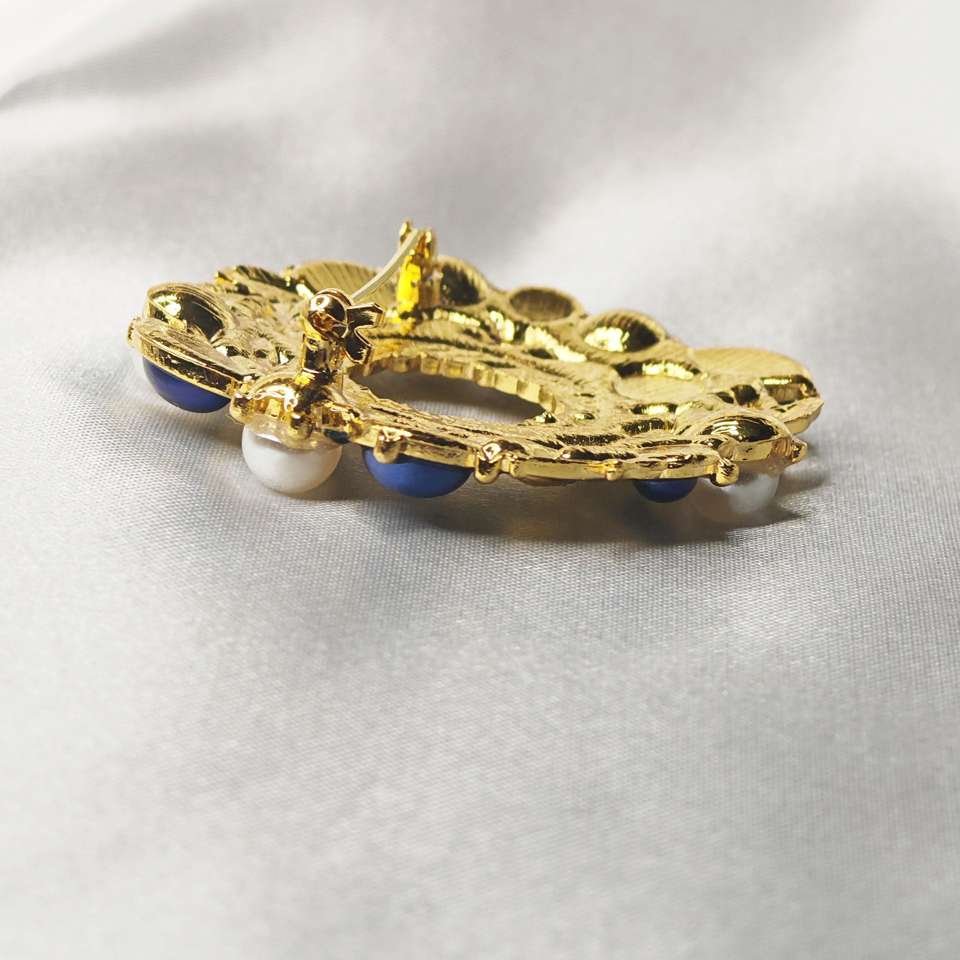 broche bijou couronne de laurier impérial couleur bleu saphir aves perles vue fermeture