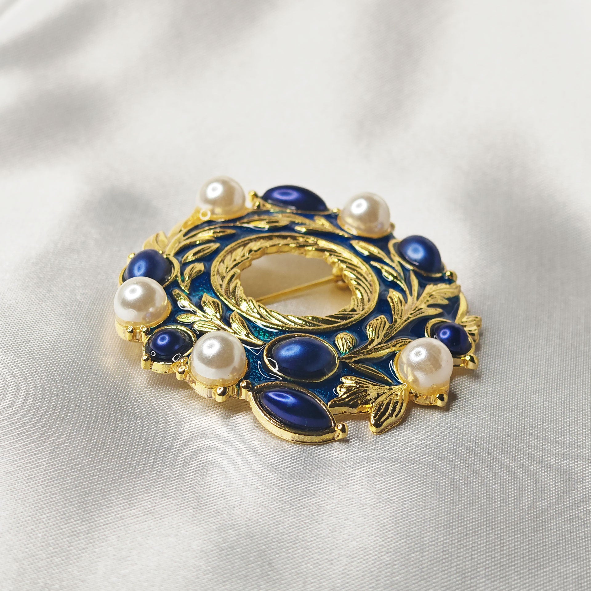 broche bijou couronne de laurier impérial couleur bleu saphir aves perles vue isométrique 2