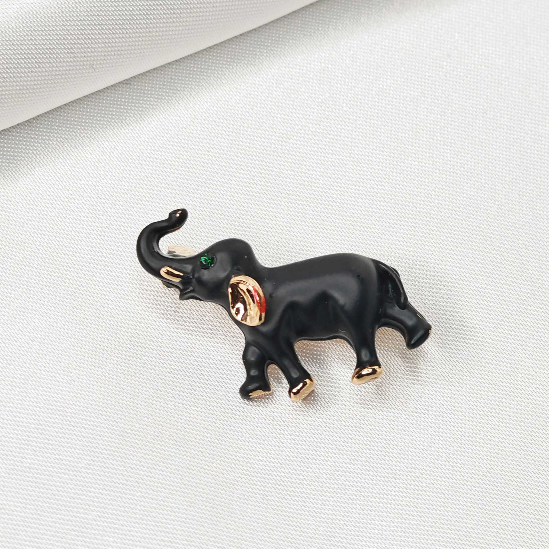 Photo vue de haut de la broche éléphant noir