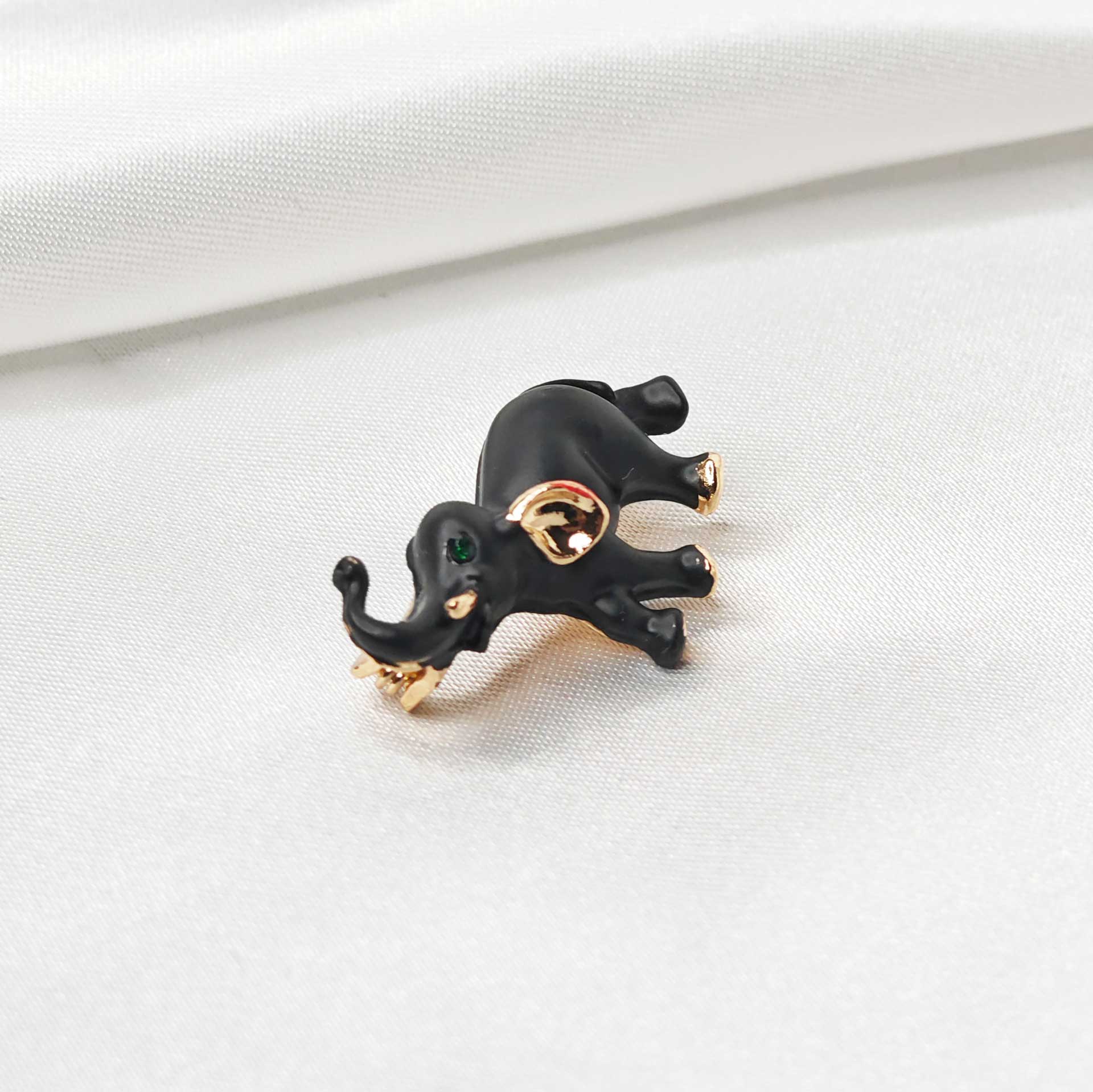 Photo isométrique de la broche éléphant noir