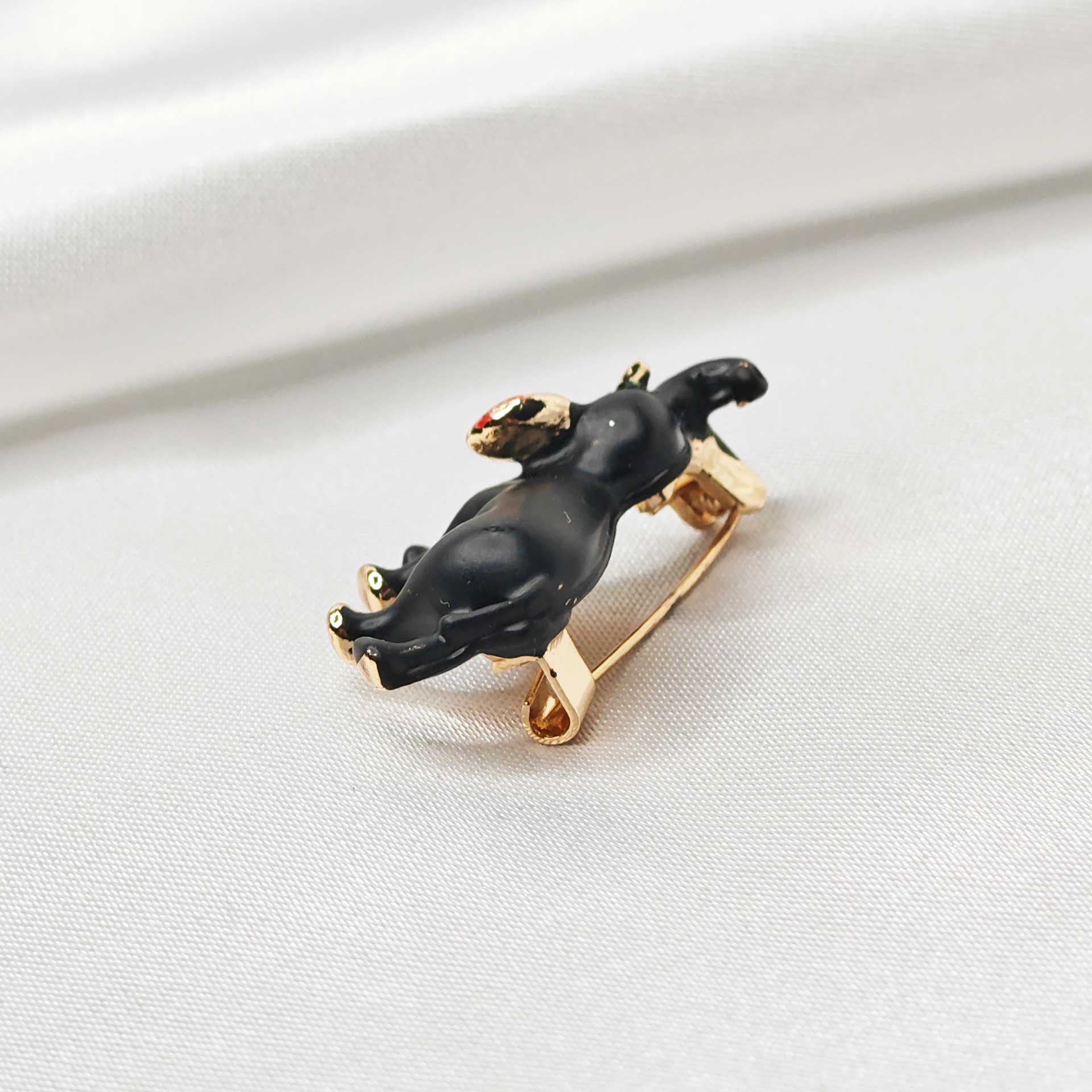 photo vue de derrière de la broche éléphant noir