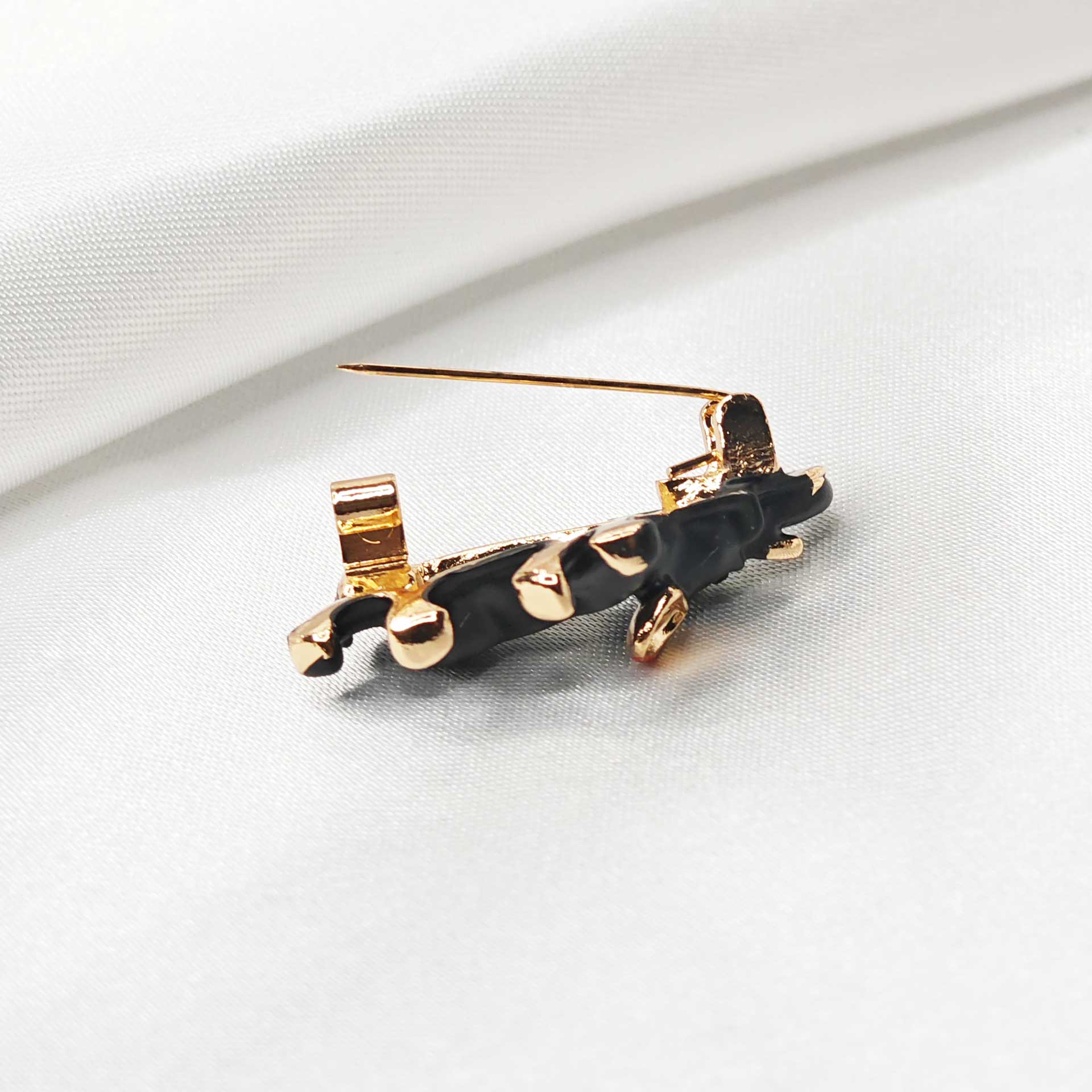 photo de l'attache épingle à nourrice de la broche éléphant noir