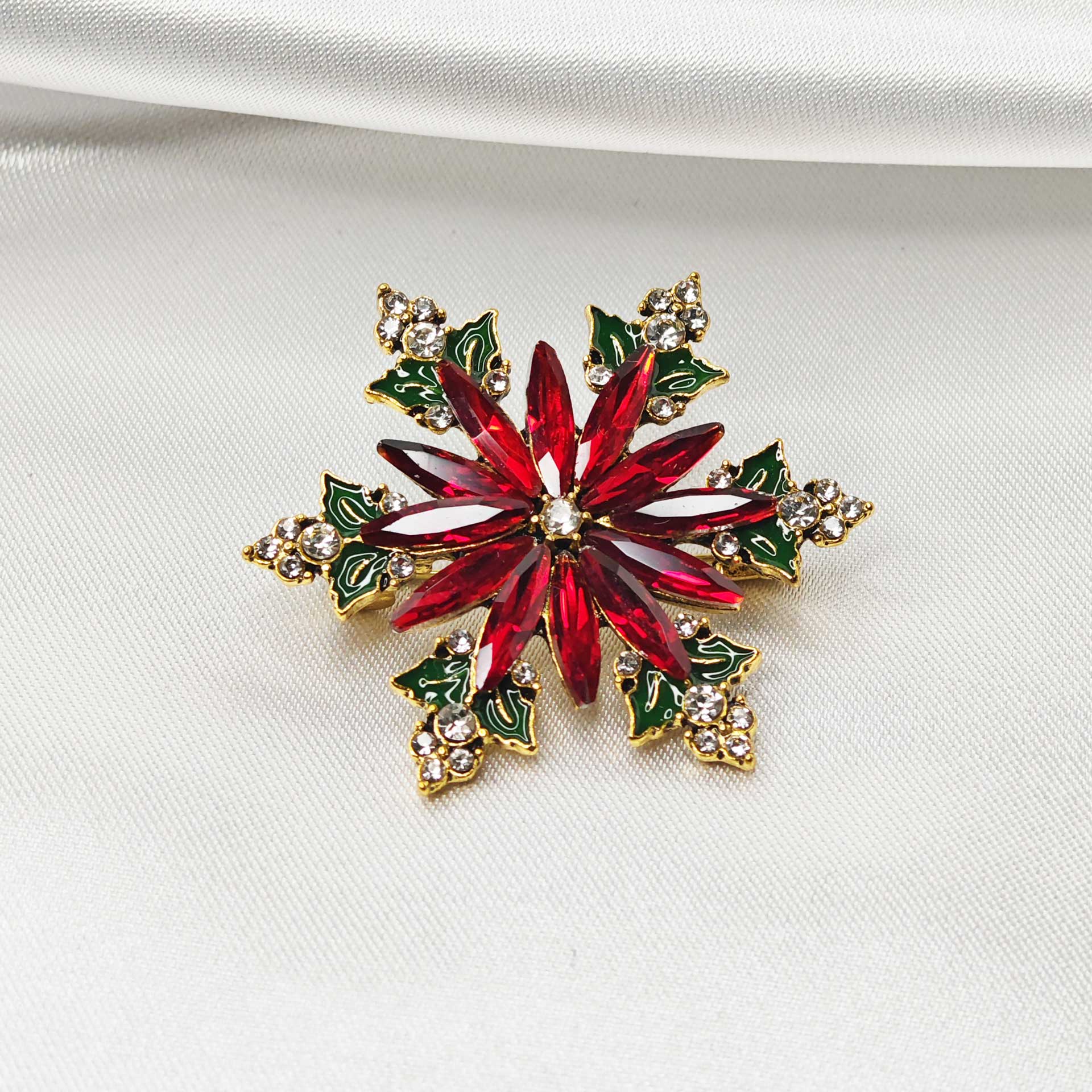 Broche bijou étoile de noel fleur de Poinsettia vue de dessus.