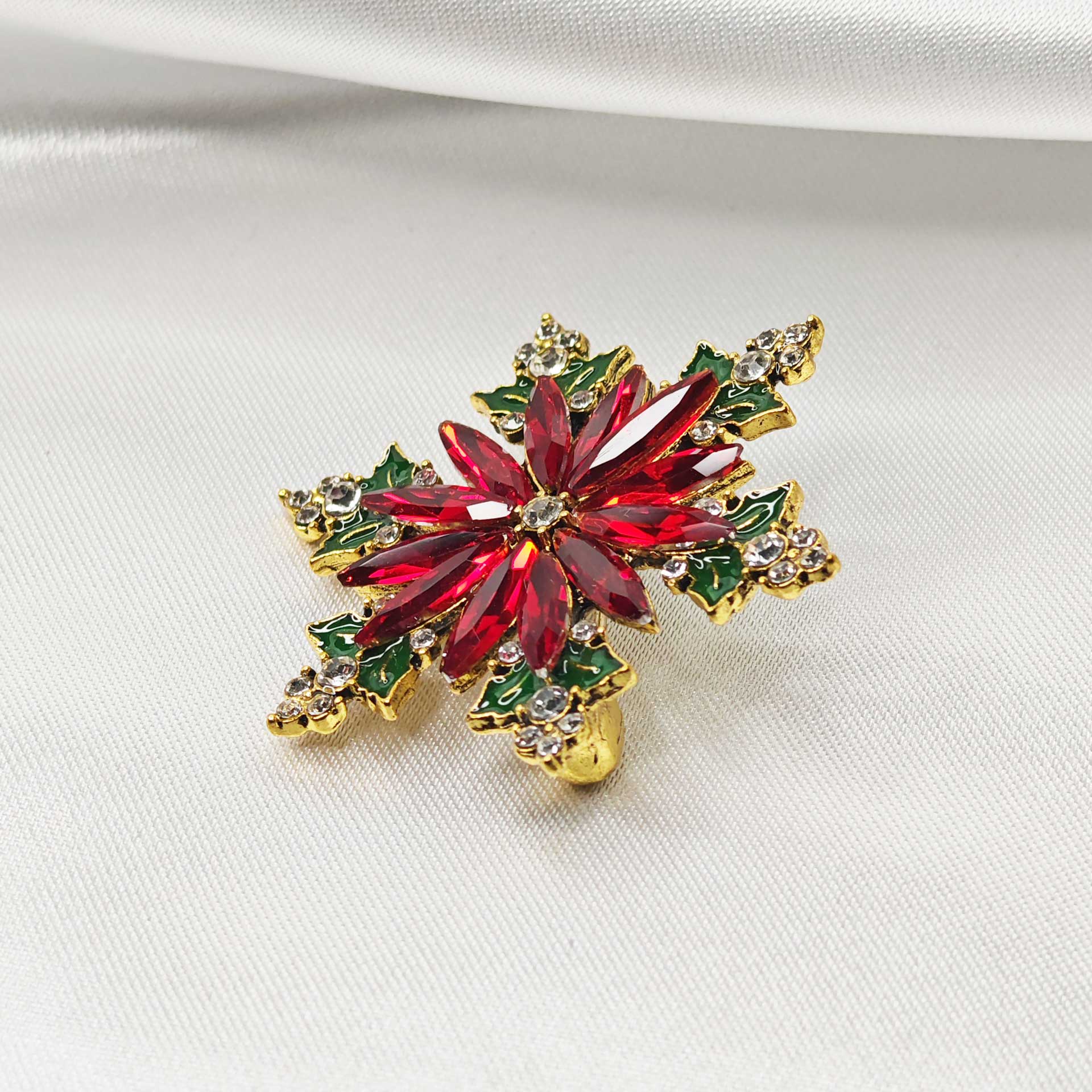 Broche bijou étoile de noel fleur de Poinsettia vue de gauche.