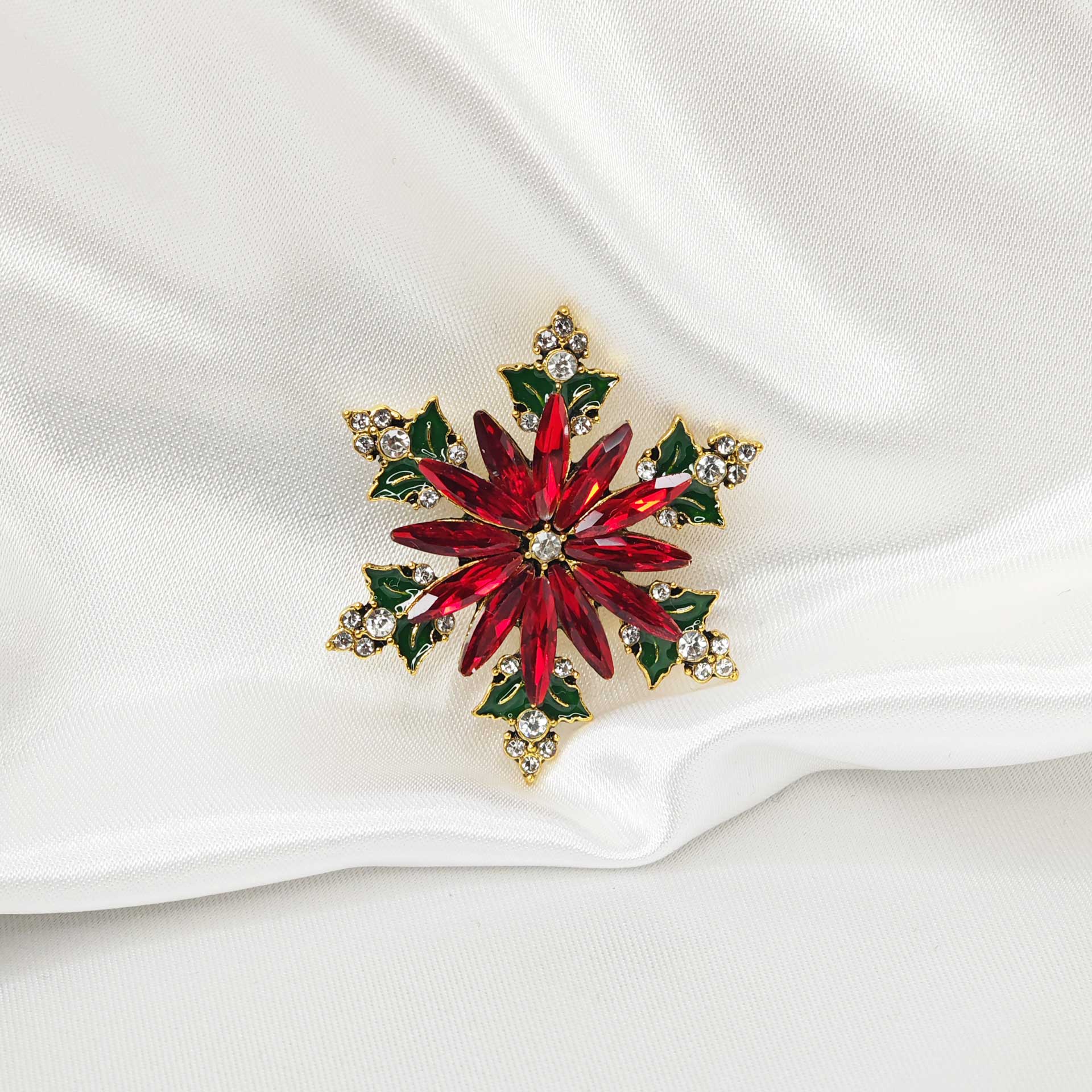 Broche bijou étoile de noel fleur de Poinsettia vue de face.