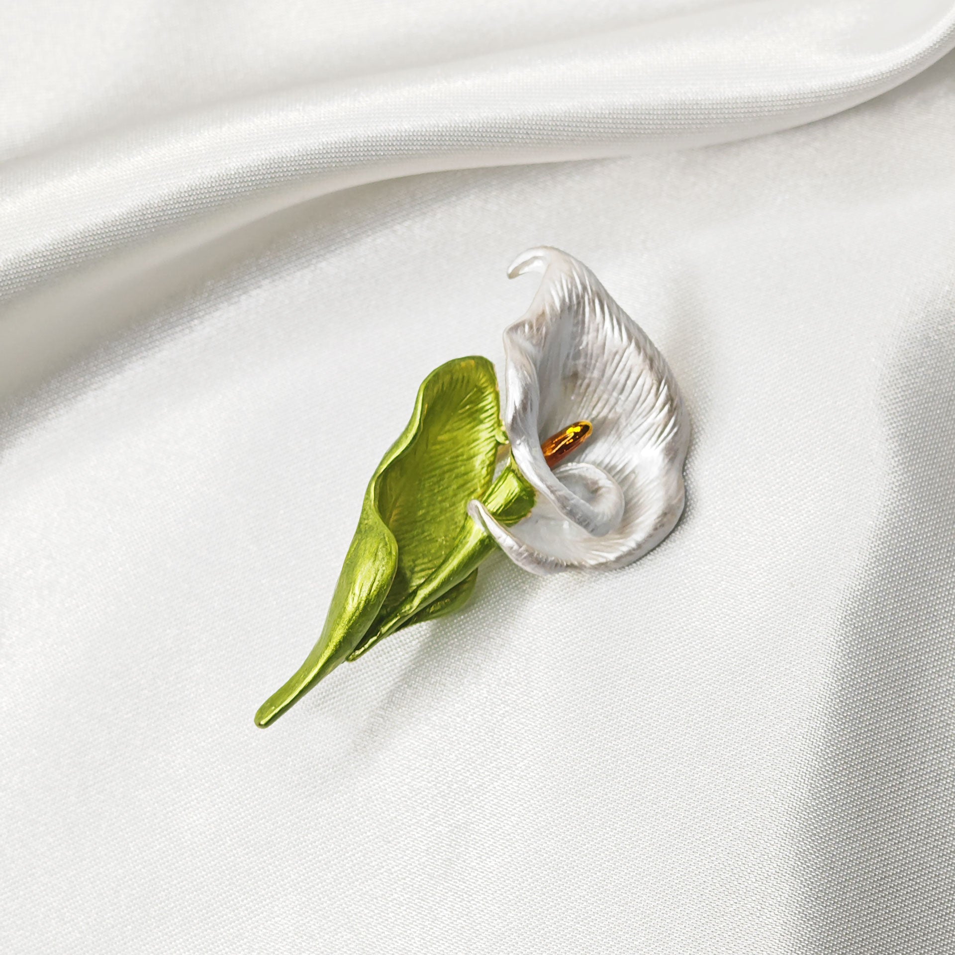 Broche en forme d’arum blanc vue de dessus, bijou floral élégant