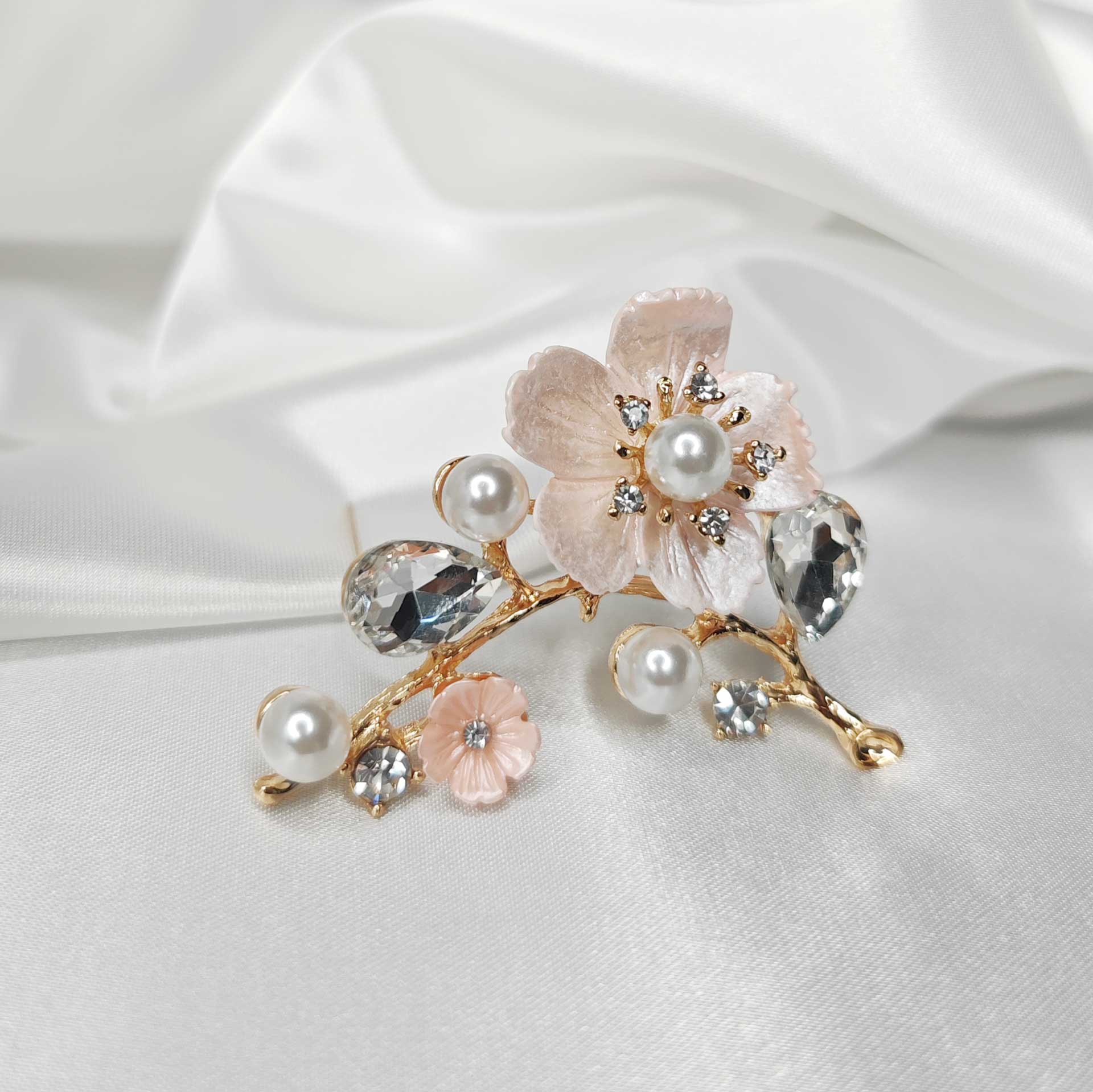 Photo 3 de la broche fleur de cerisier sakura rose ornée  de perles et de cristaux blancs