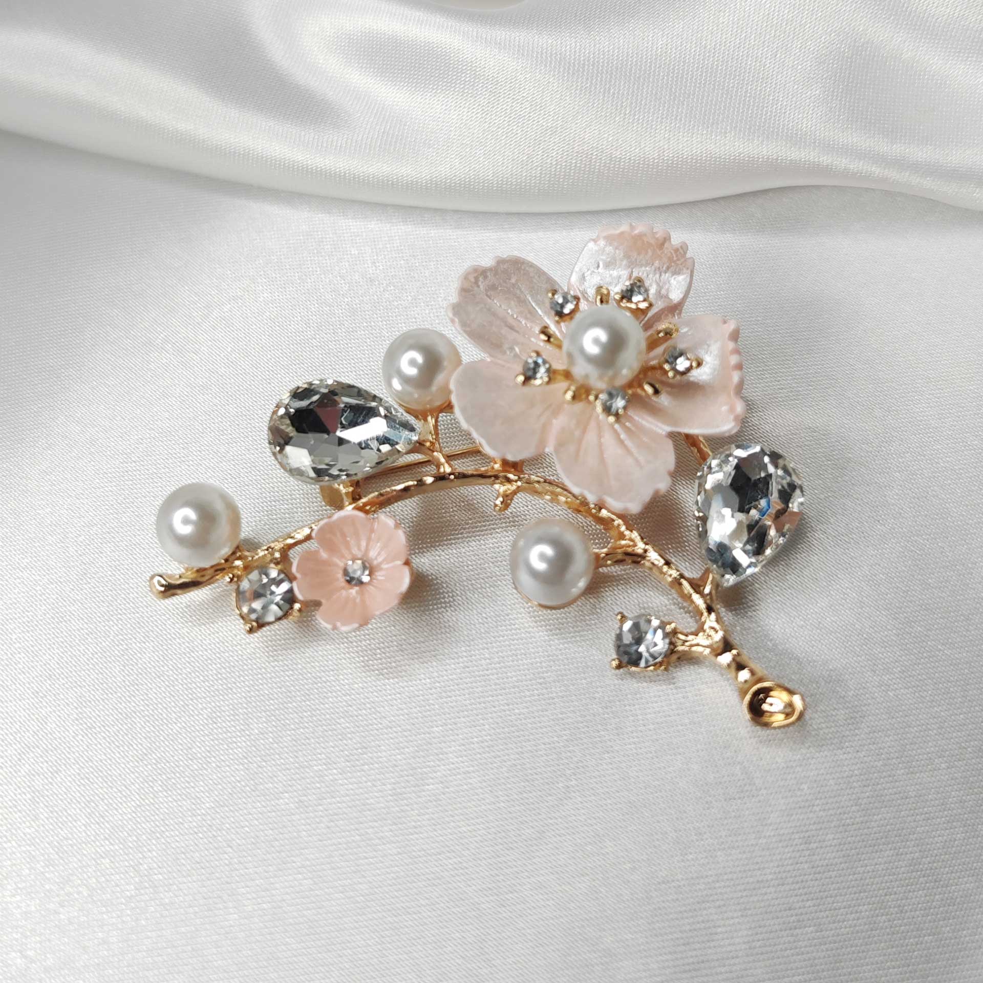 Photo 5 de la broche fleur de cerisier sakura rose ornée  de perles et de cristaux blancs