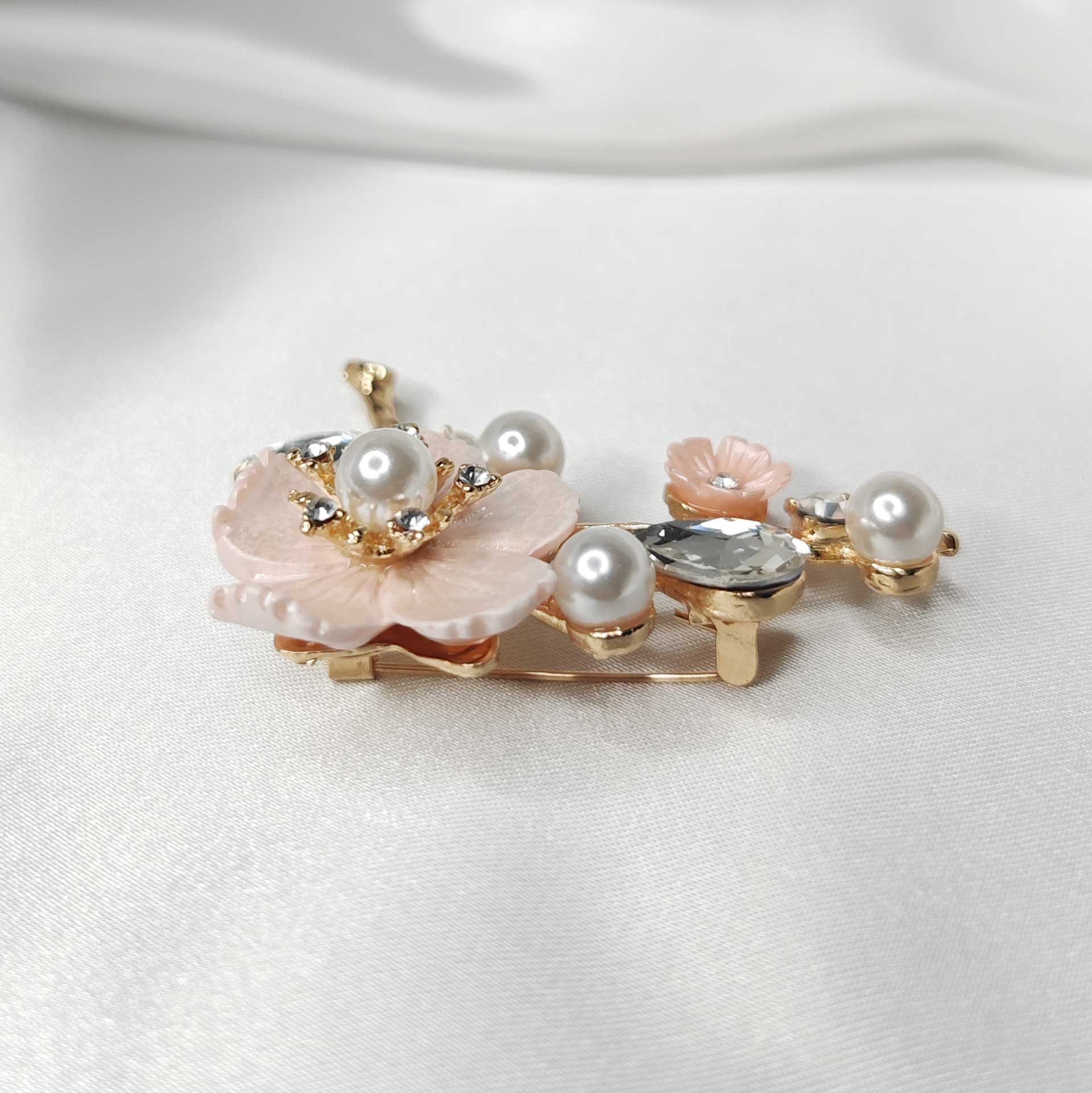 Photo 7 de la broche fleur de cerisier sakura rose ornée  de perles et de cristaux blancs