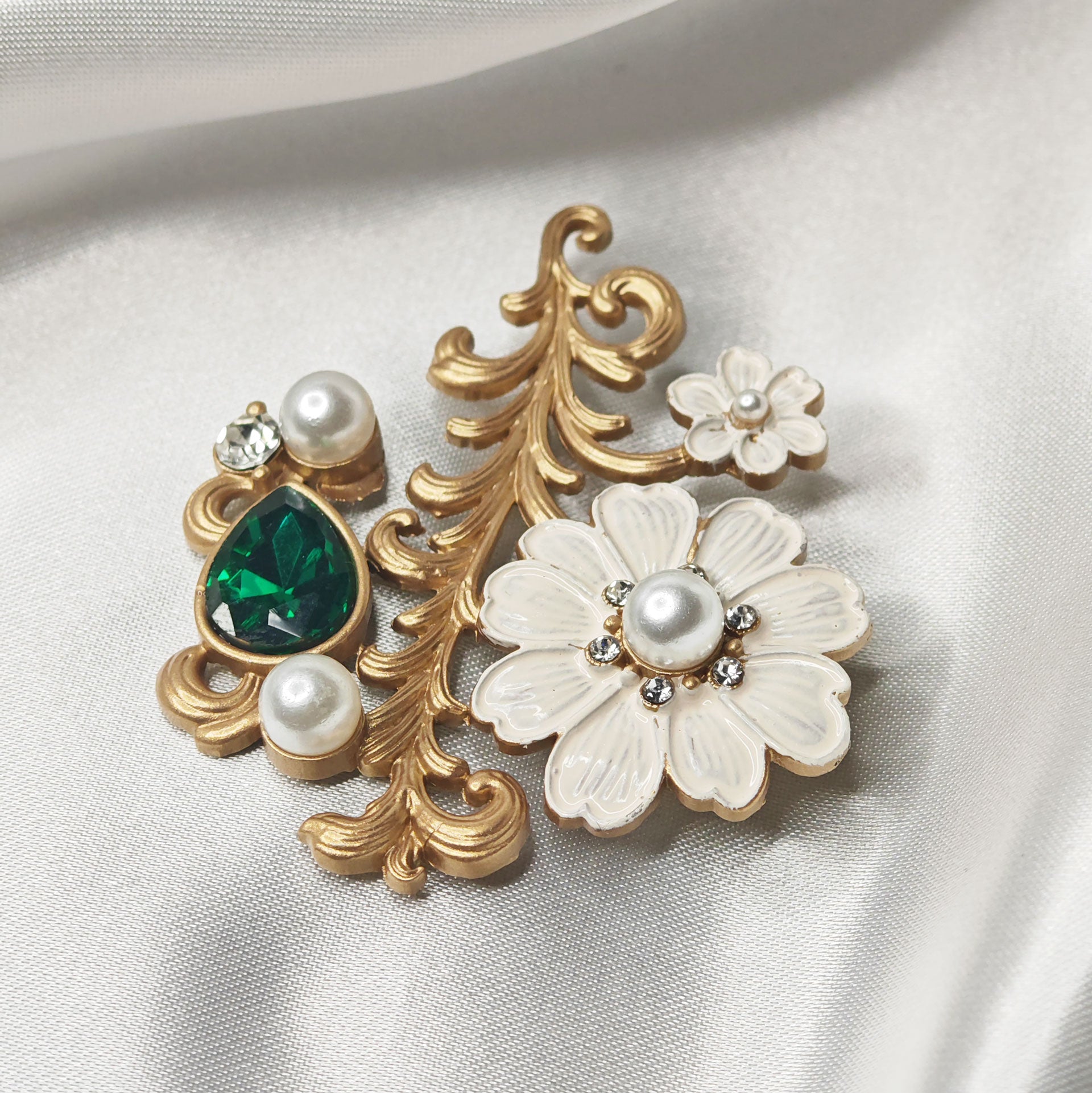 Broche baroque dorée fleur blanche et perles avec cristal vert brillant, accessoire élégant pour tenue chic