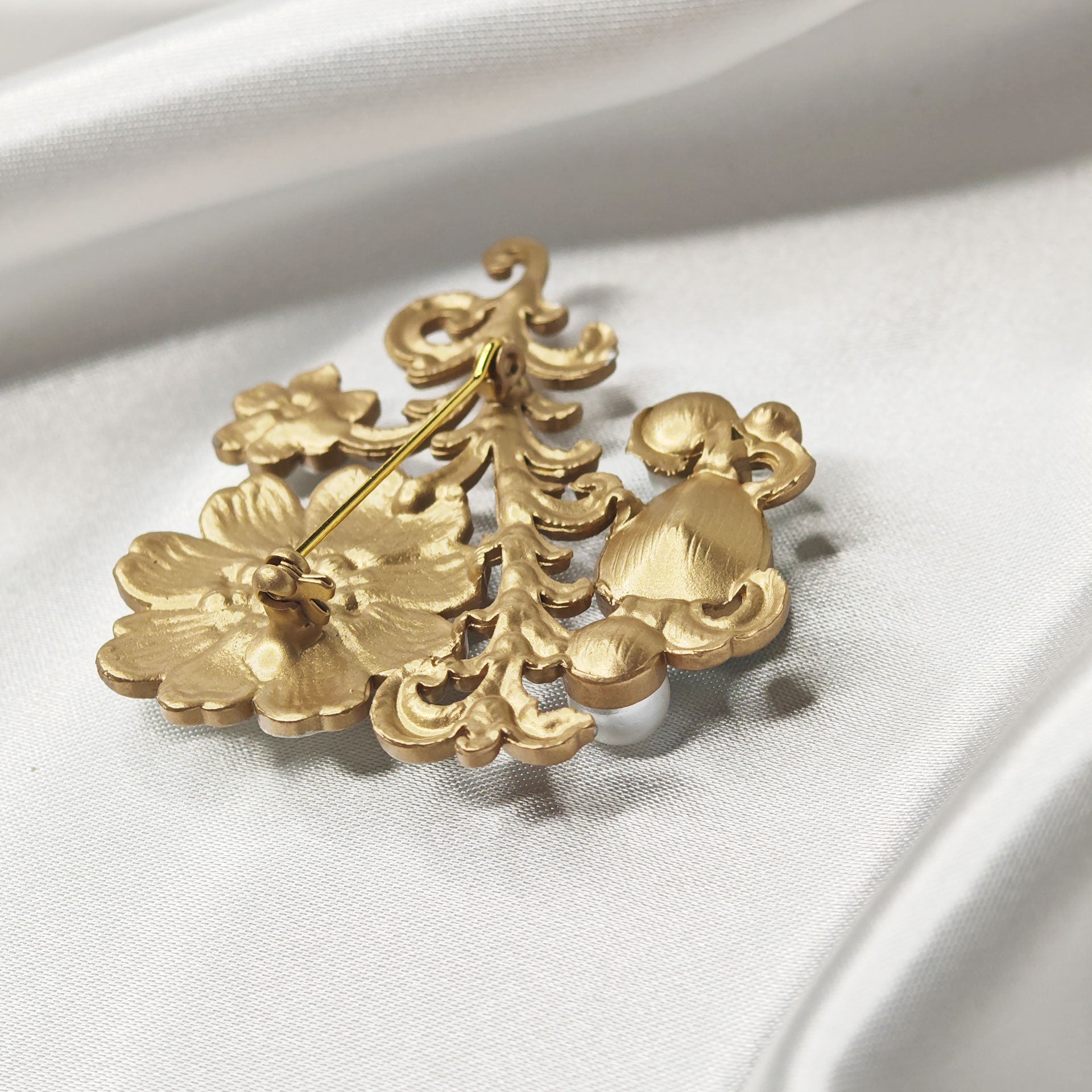 Arrière de broche bijou baroque dorée avec fermoir épingle, structure travaillée style floral